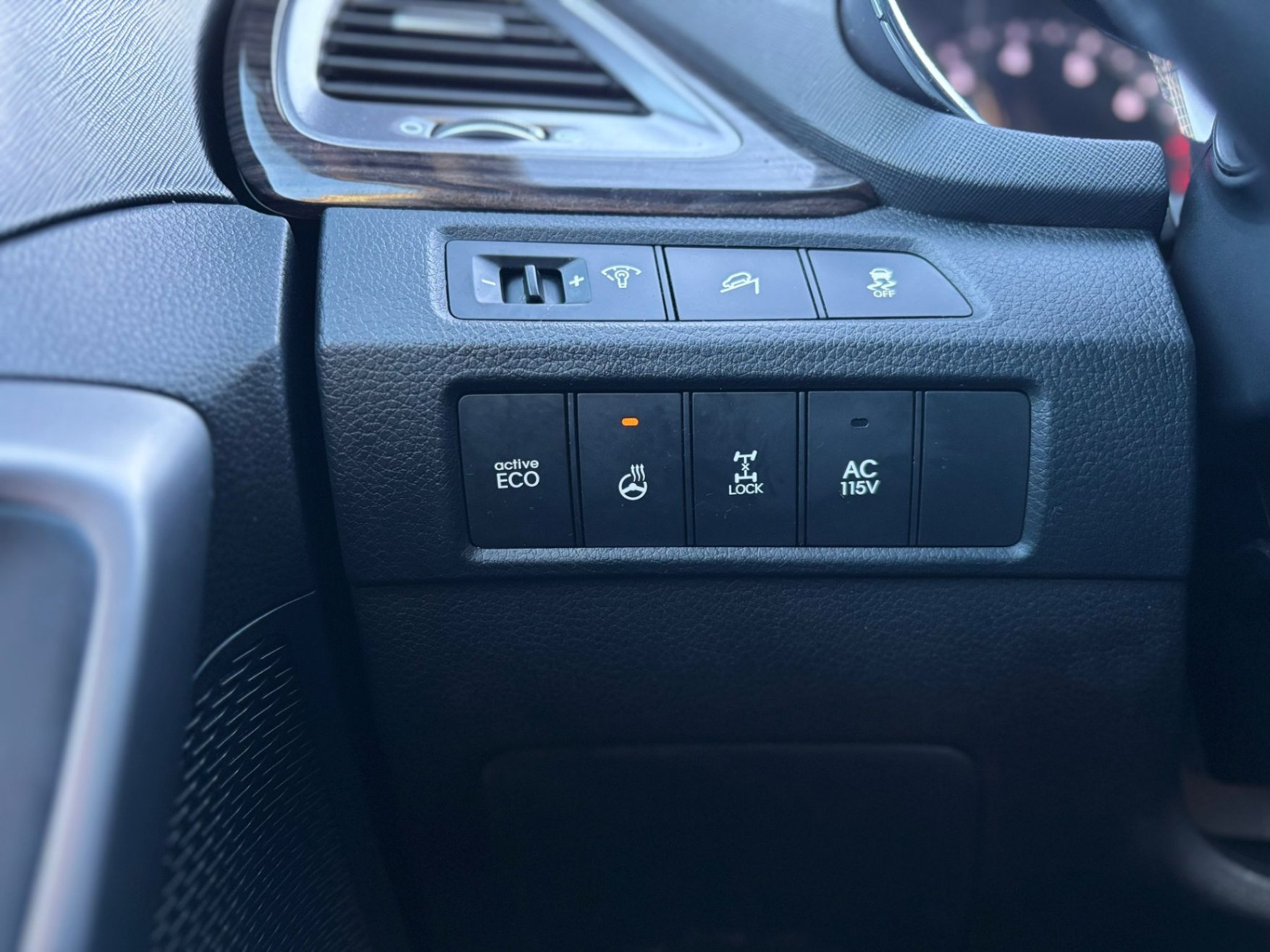 /canwestautoinc/2013-Hyundai-SantaFe-1765530087091589.jpg