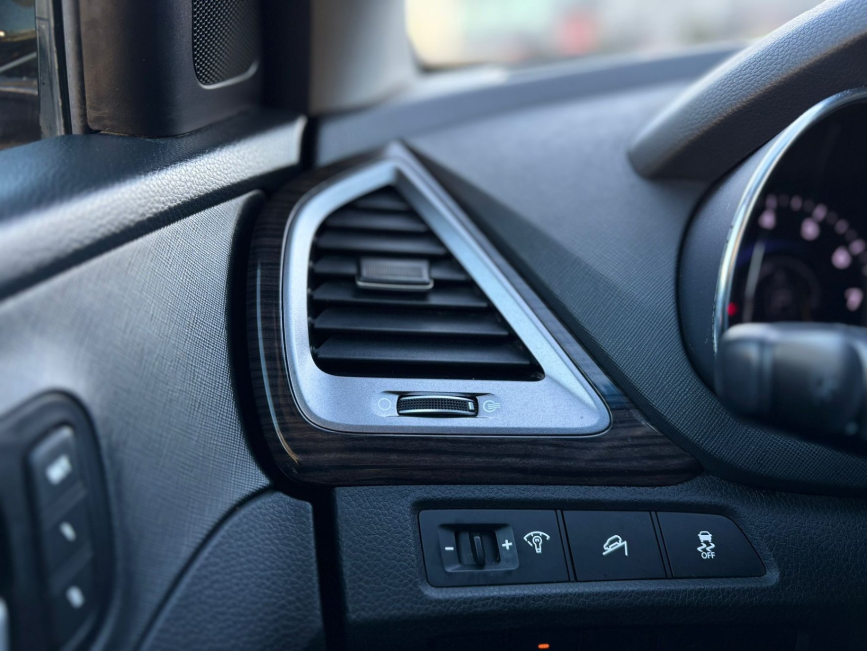 /canwestautoinc/2013-Hyundai-SantaFe-9684761745237034.jpg