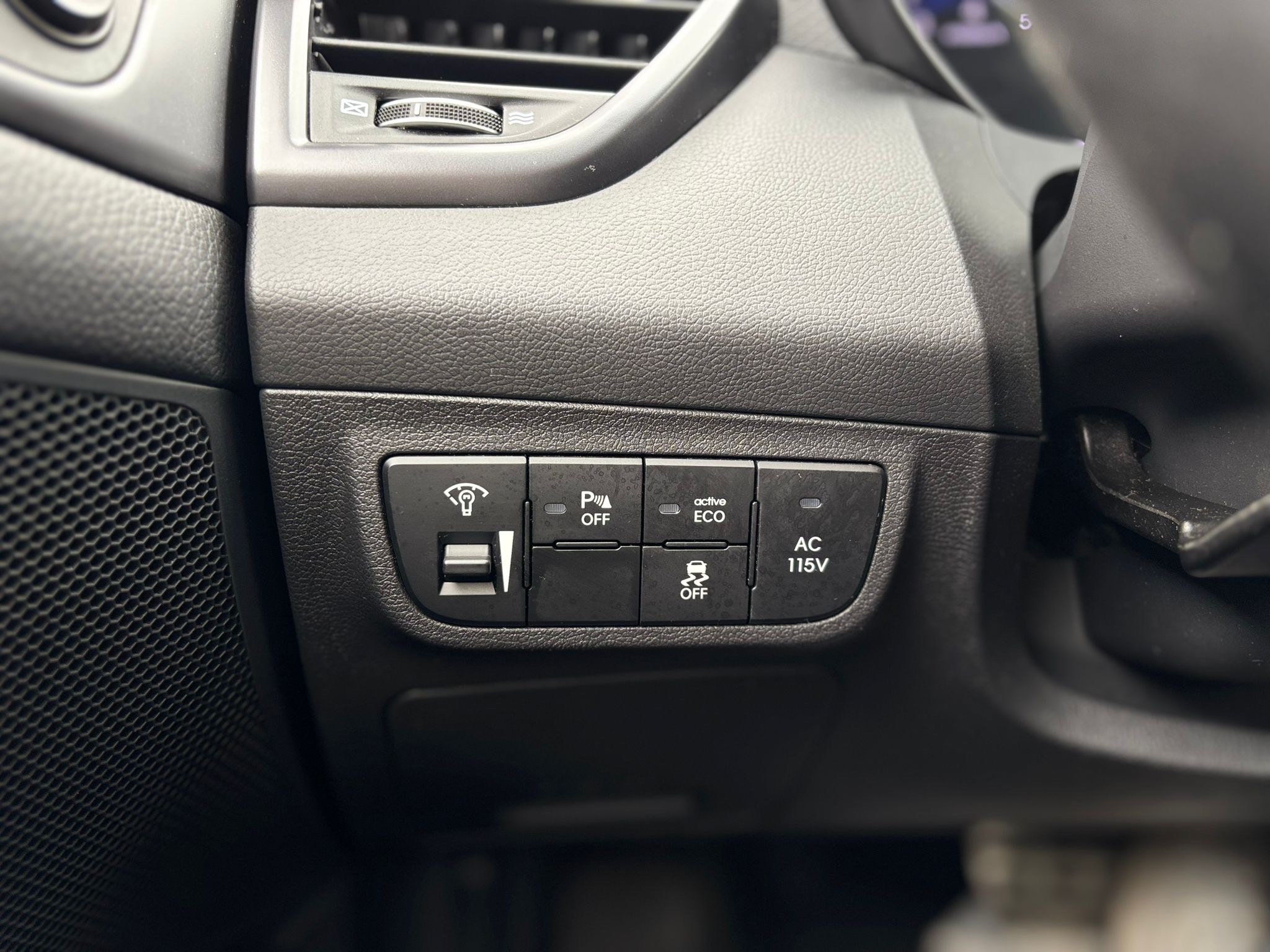 /canwestautoinc/2013-Hyundai-Veloster-5360324884296719.jpg