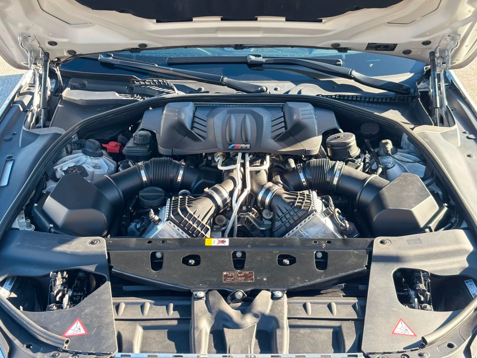/canwestautoinc/2014-BMW-M6-007389629895067973.jpg