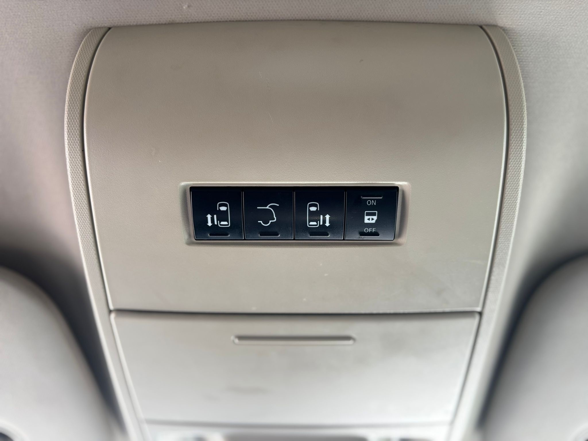/canwestautoinc/2014-Chrysler-Town&-3635235047877312.jpg