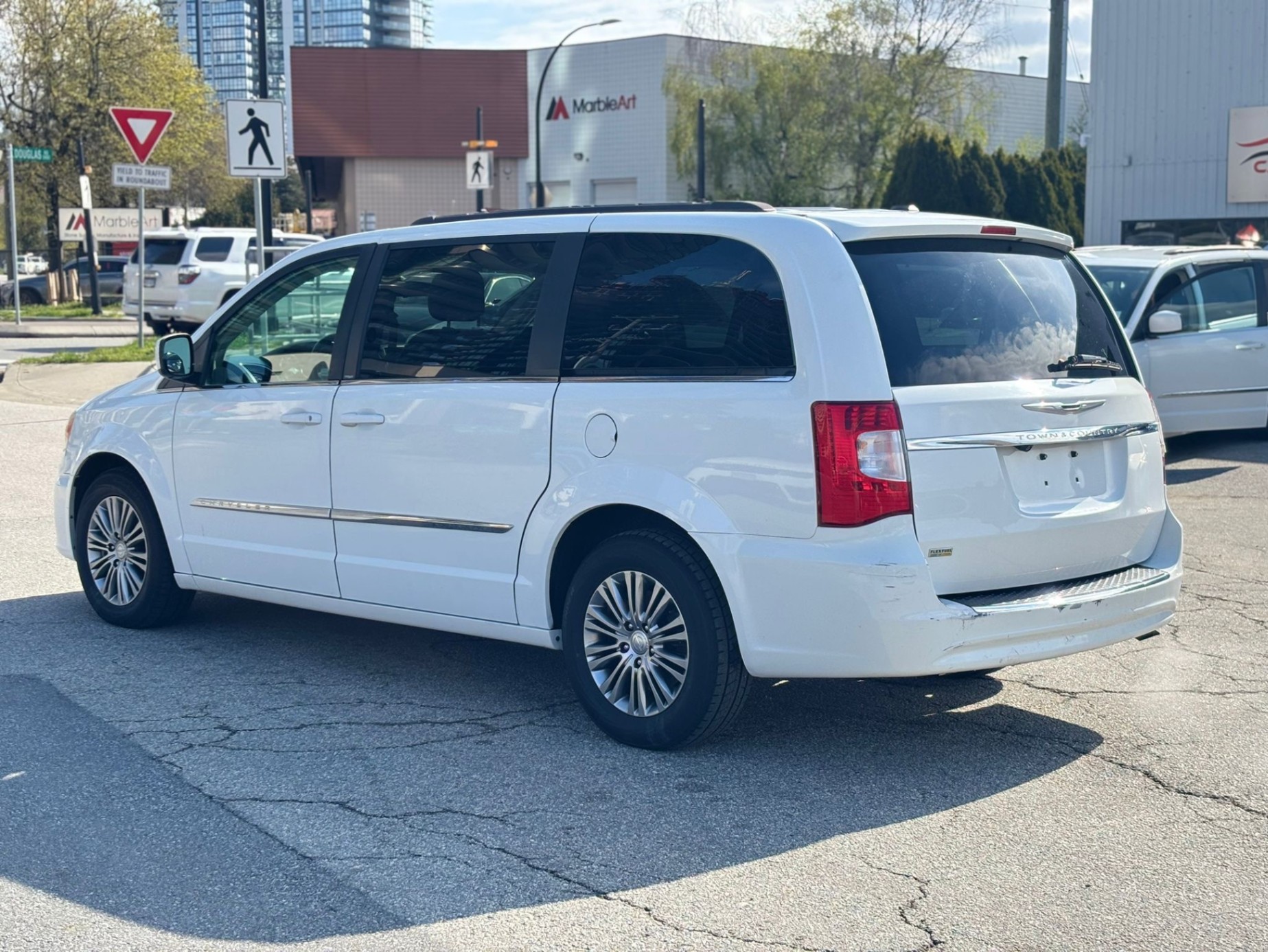/canwestautoinc/2014-Chrysler-Town&-5031856995699686.jpg