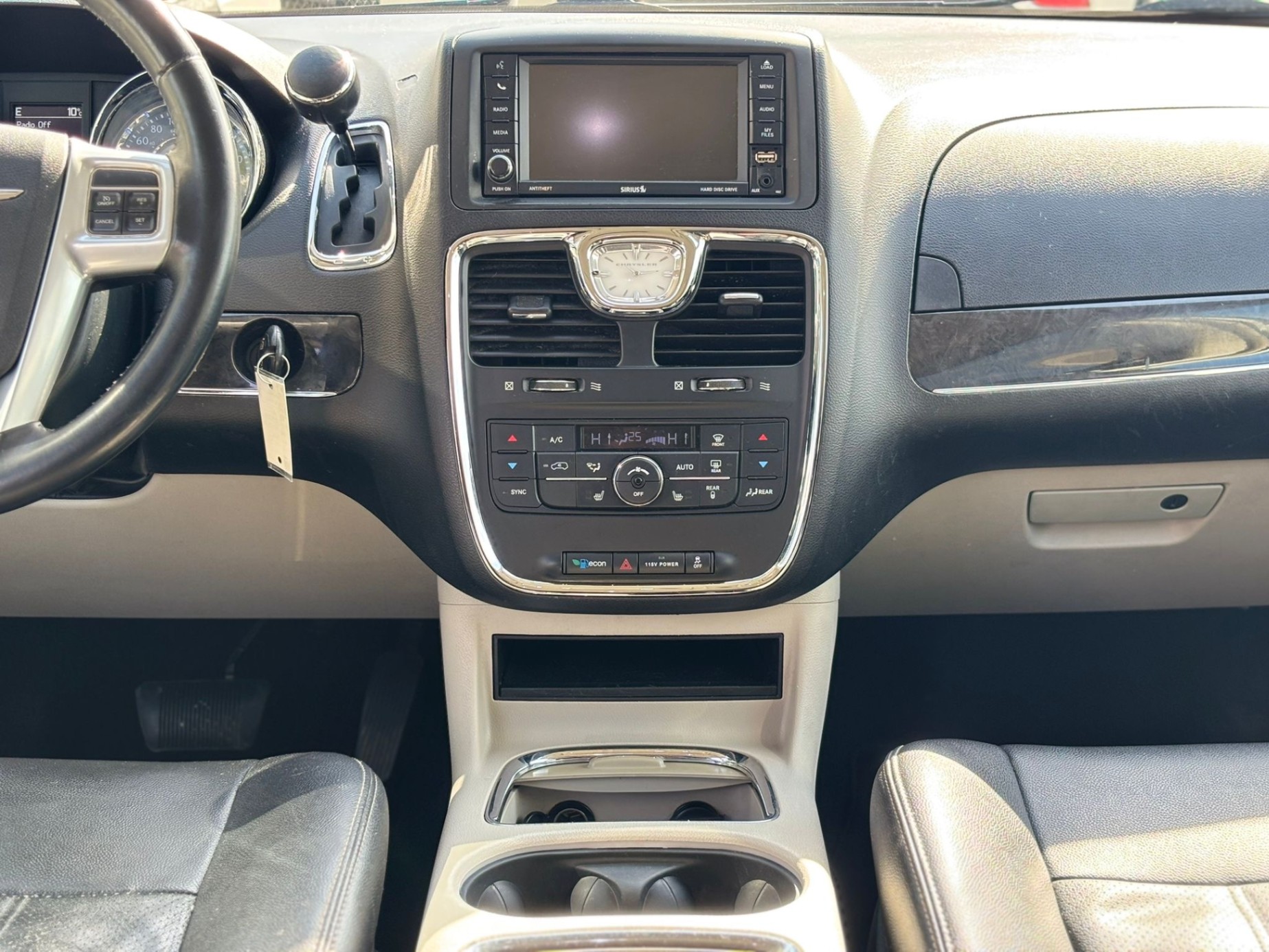 /canwestautoinc/2014-Chrysler-Town&-970473759372297.jpg