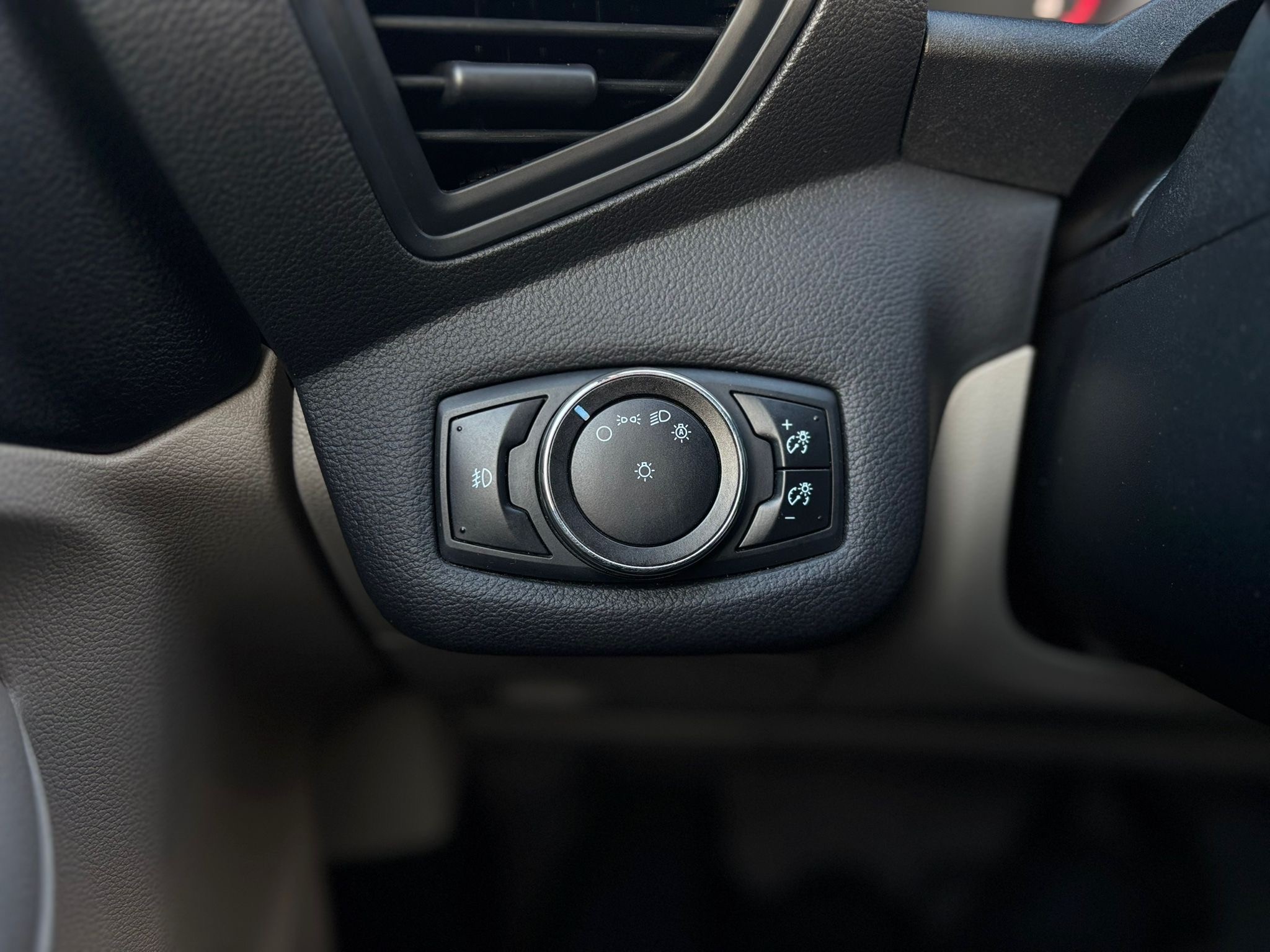 /canwestautoinc/2014-Ford-Escape-37945432437261983.jpg