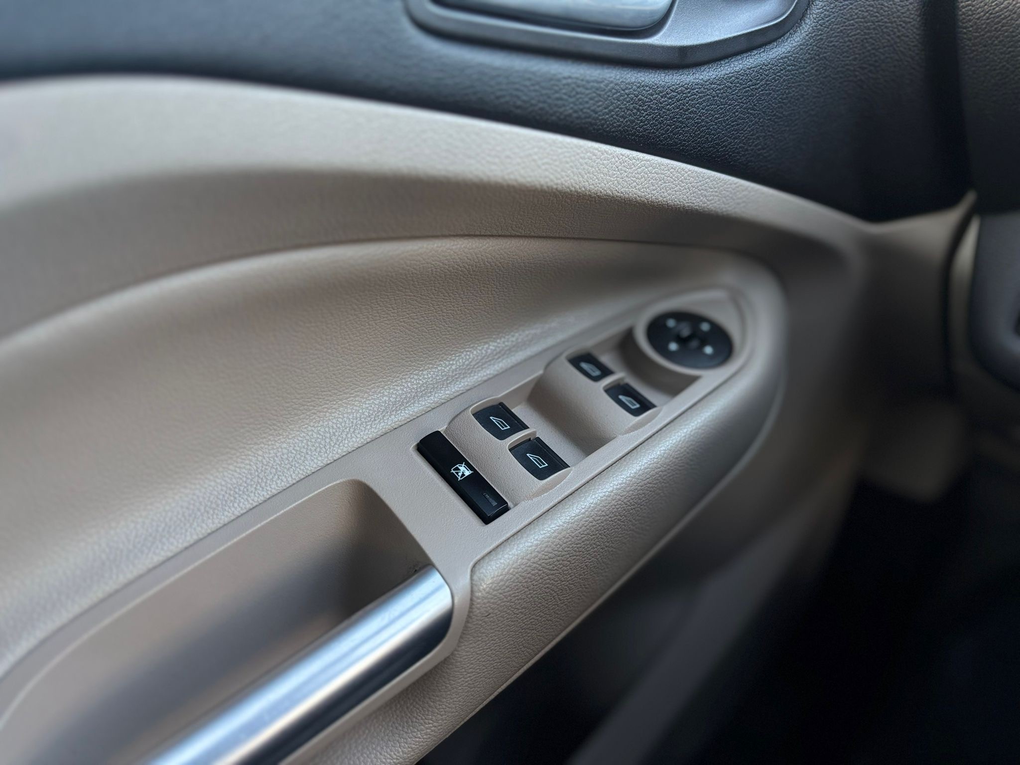 /canwestautoinc/2014-Ford-Escape-8737566668648291.jpg