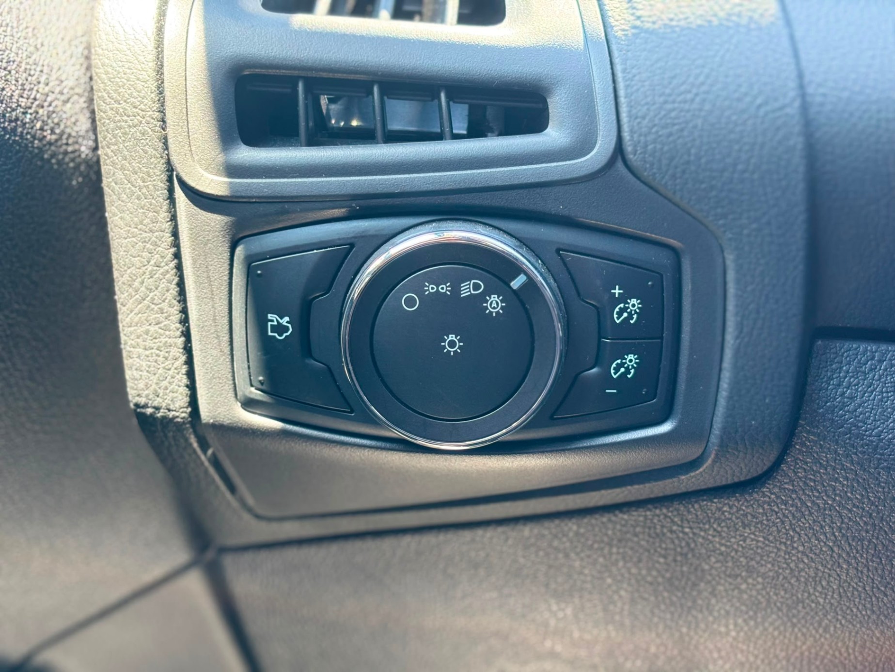 /canwestautoinc/2014-Ford-Focus-8717471567640418.jpg