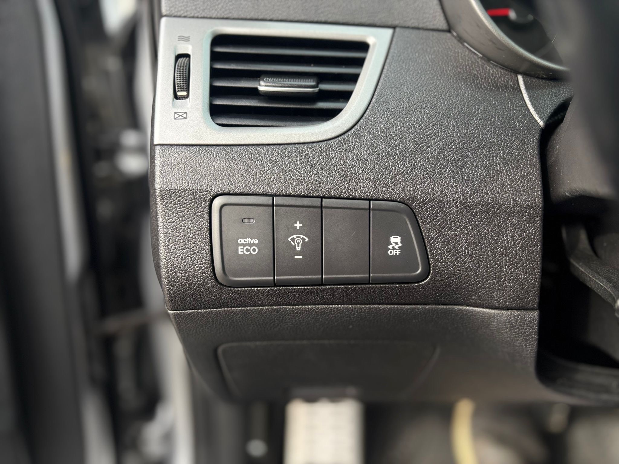 /canwestautoinc/2014-Hyundai-Elantra-282040761792431.jpg