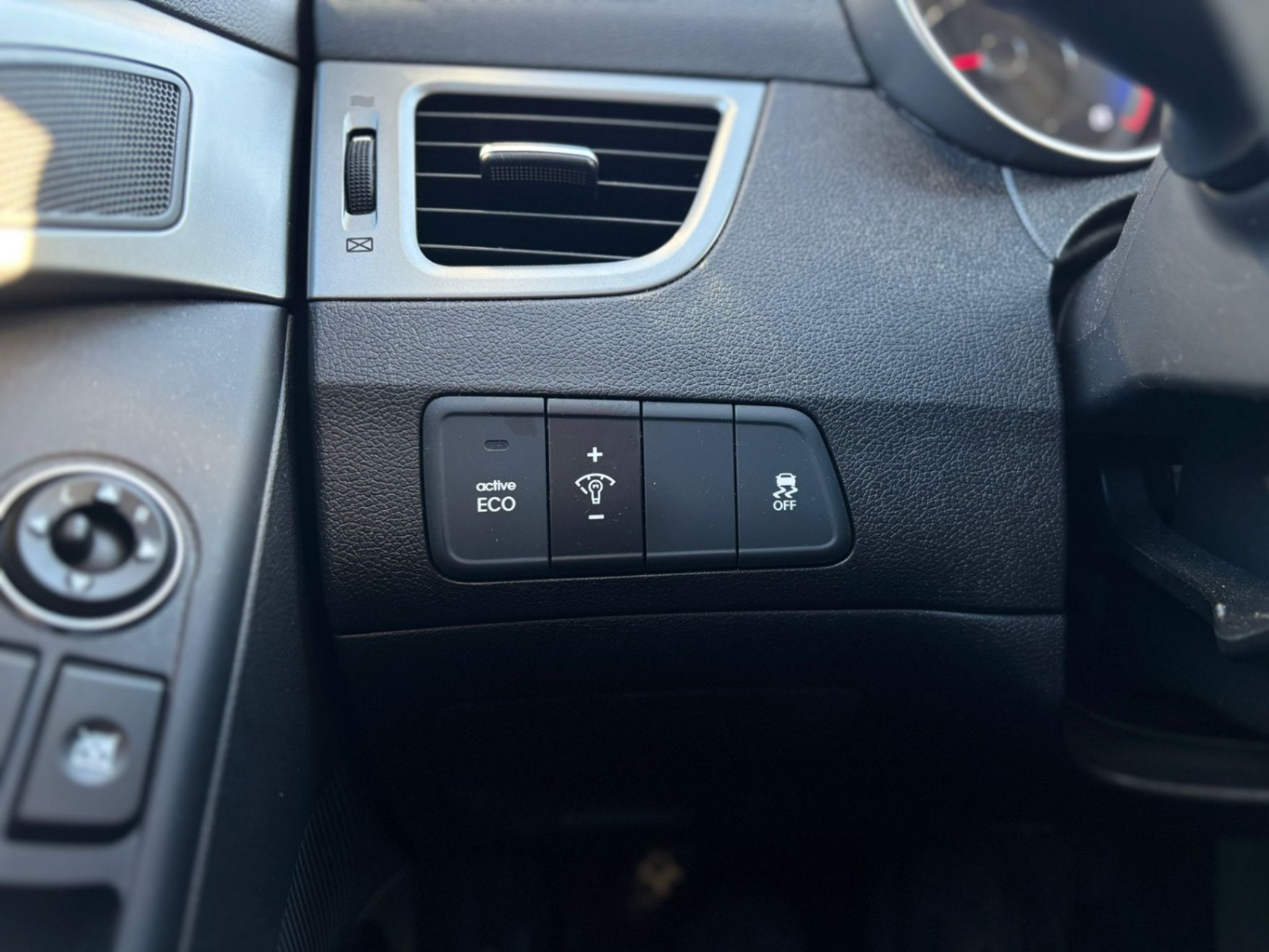 /canwestautoinc/2014-Hyundai-Elantra-564412177679779.jpg