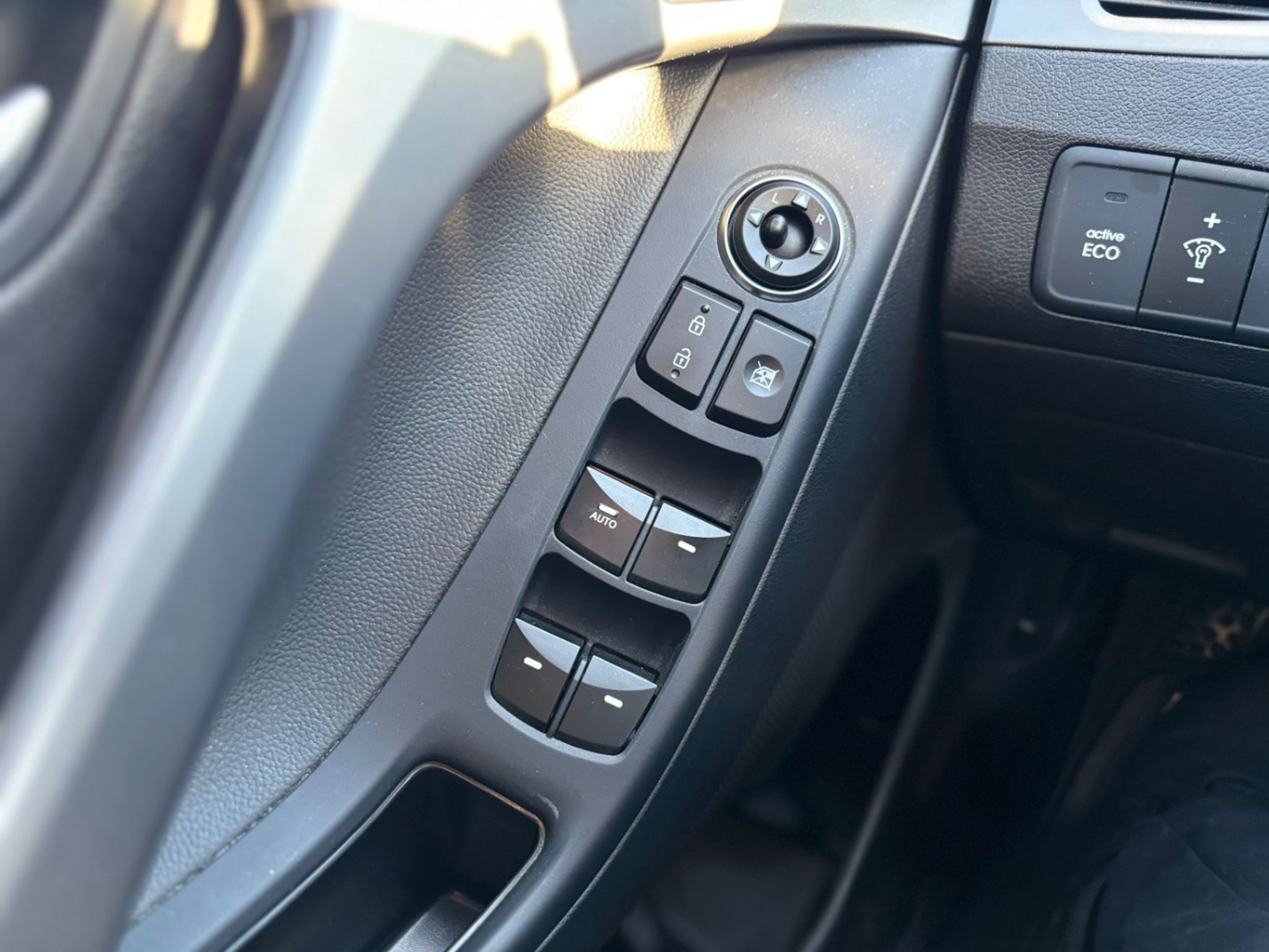 /canwestautoinc/2014-Hyundai-Elantra-8320740909304649.jpg