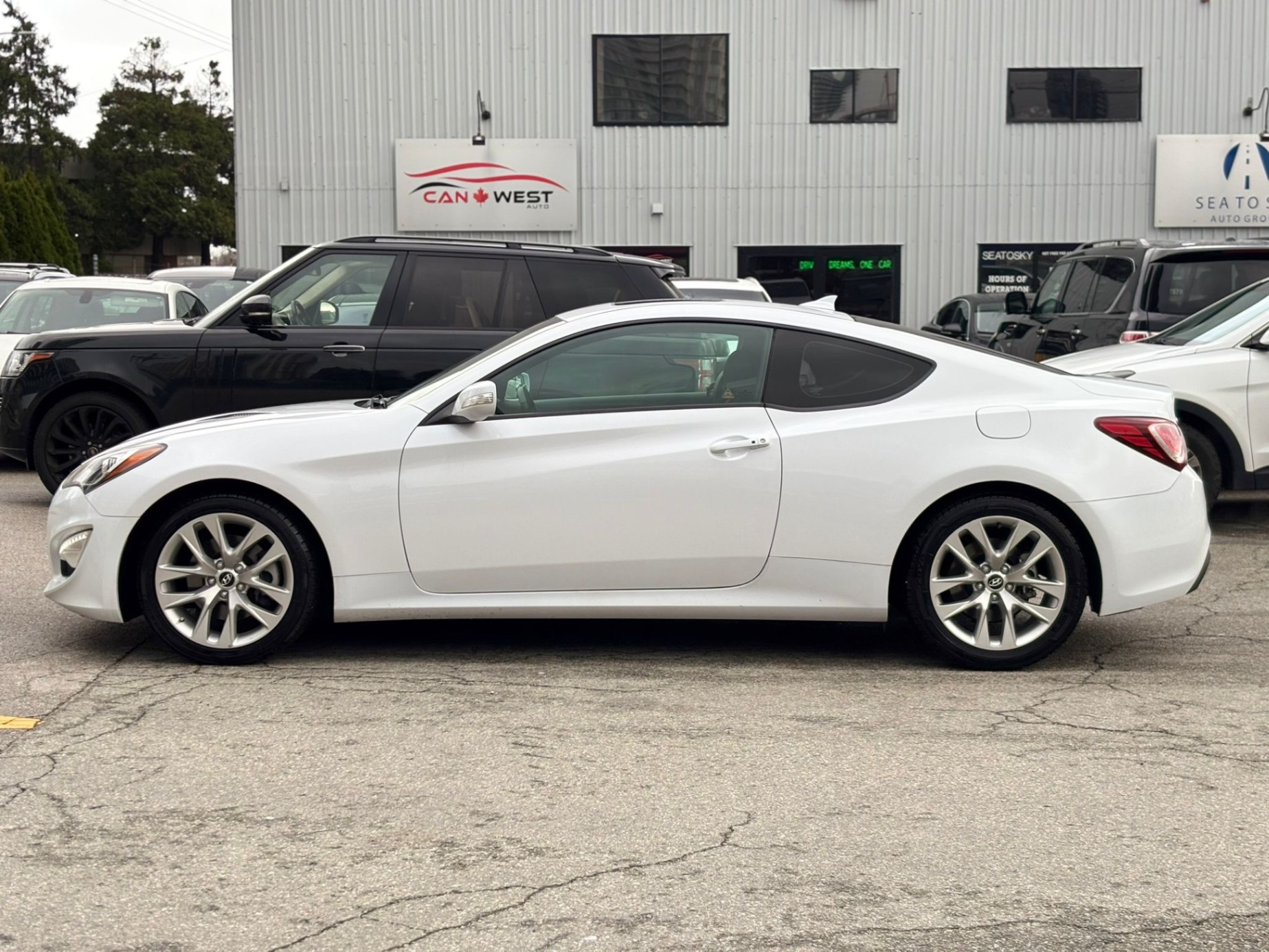 /canwestautoinc/2014-Hyundai-Genesis-9106363316547095.jpg