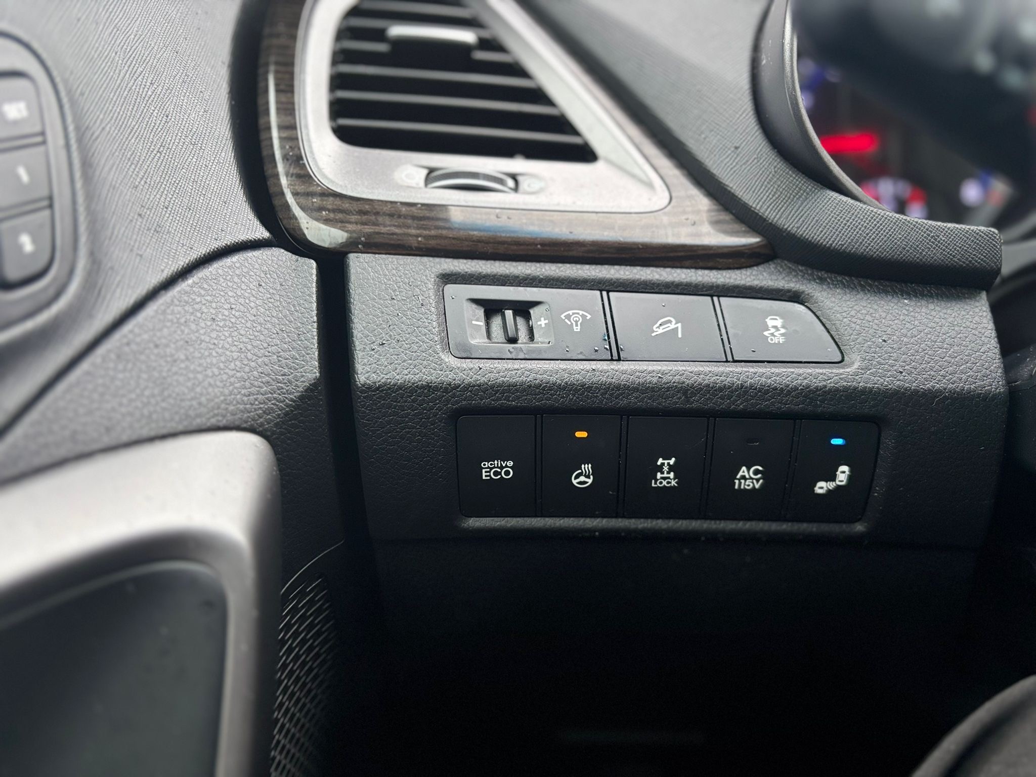 /canwestautoinc/2014-Hyundai-SantaFe-1697204536221355.jpg