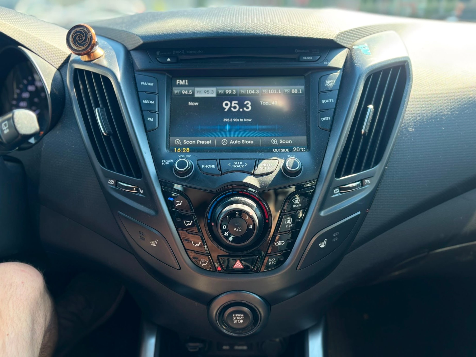 /canwestautoinc/2014-Hyundai-Veloster-7372464853893885.jpg