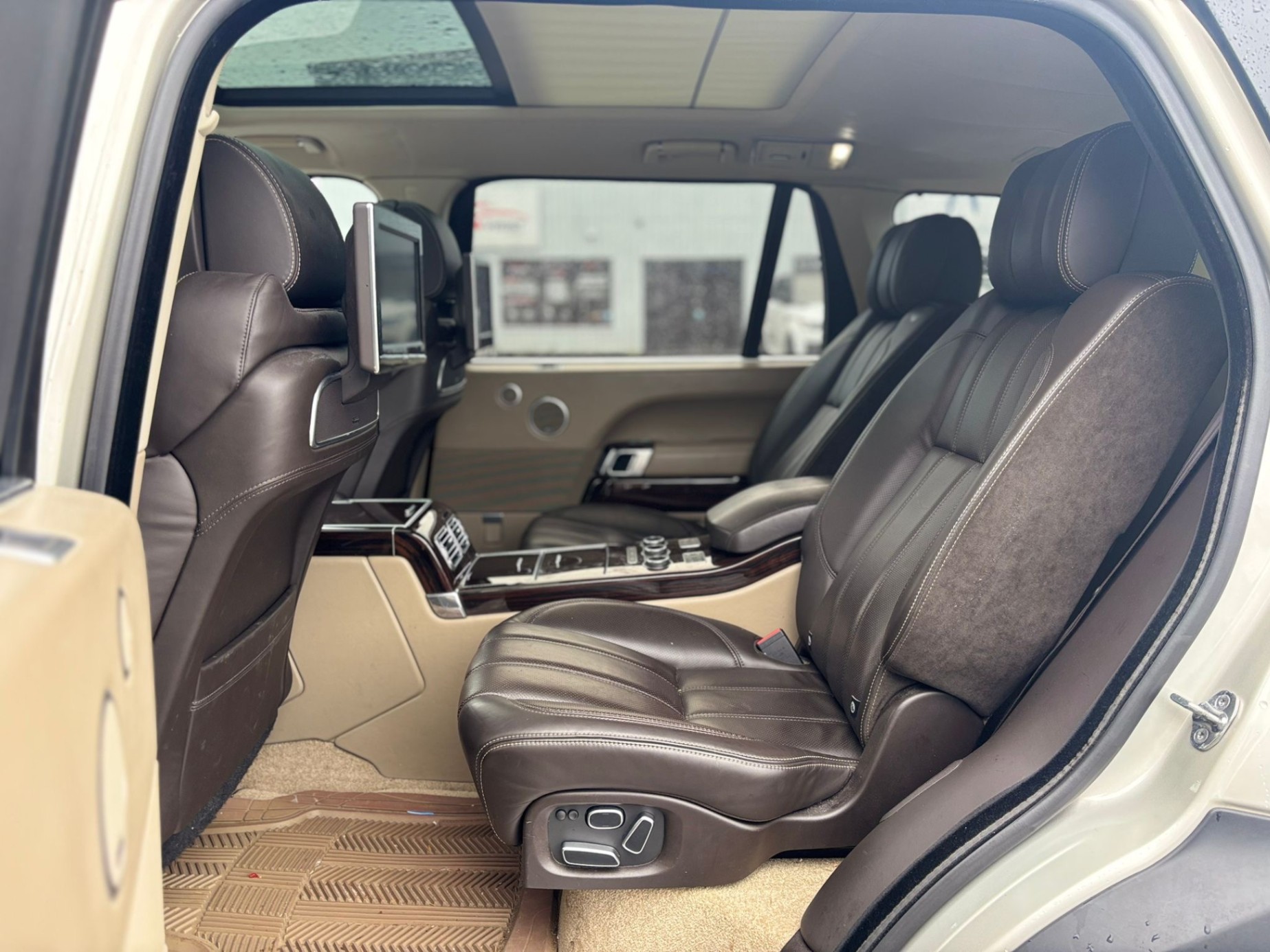 /canwestautoinc/2014-LandRover-RangeRover-15139431082083354.jpg