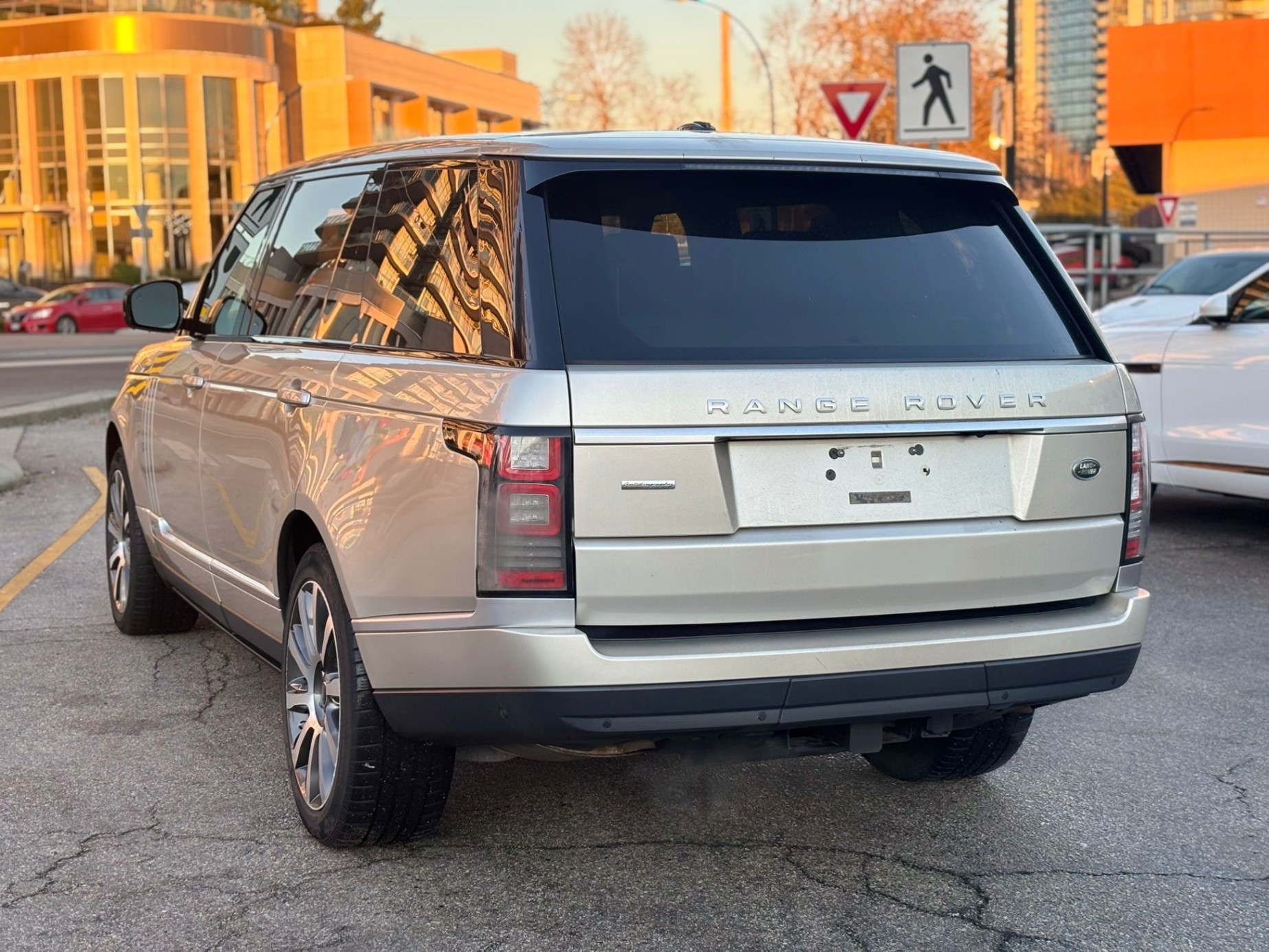 /canwestautoinc/2014-LandRover-RangeRover-44479031213051834.jpg
