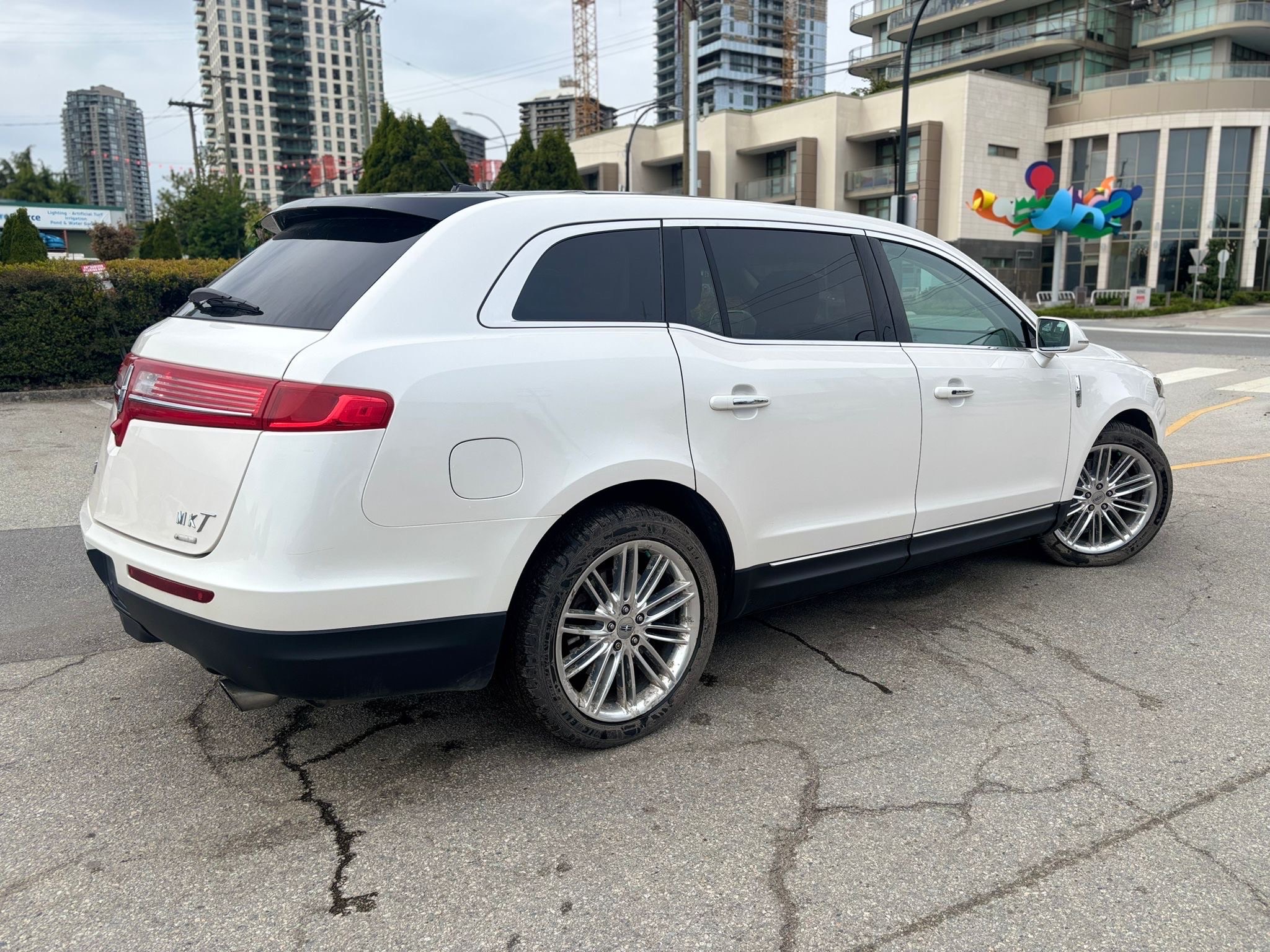 /canwestautoinc/2014-Lincoln-MKT-15764842816062918.jpg