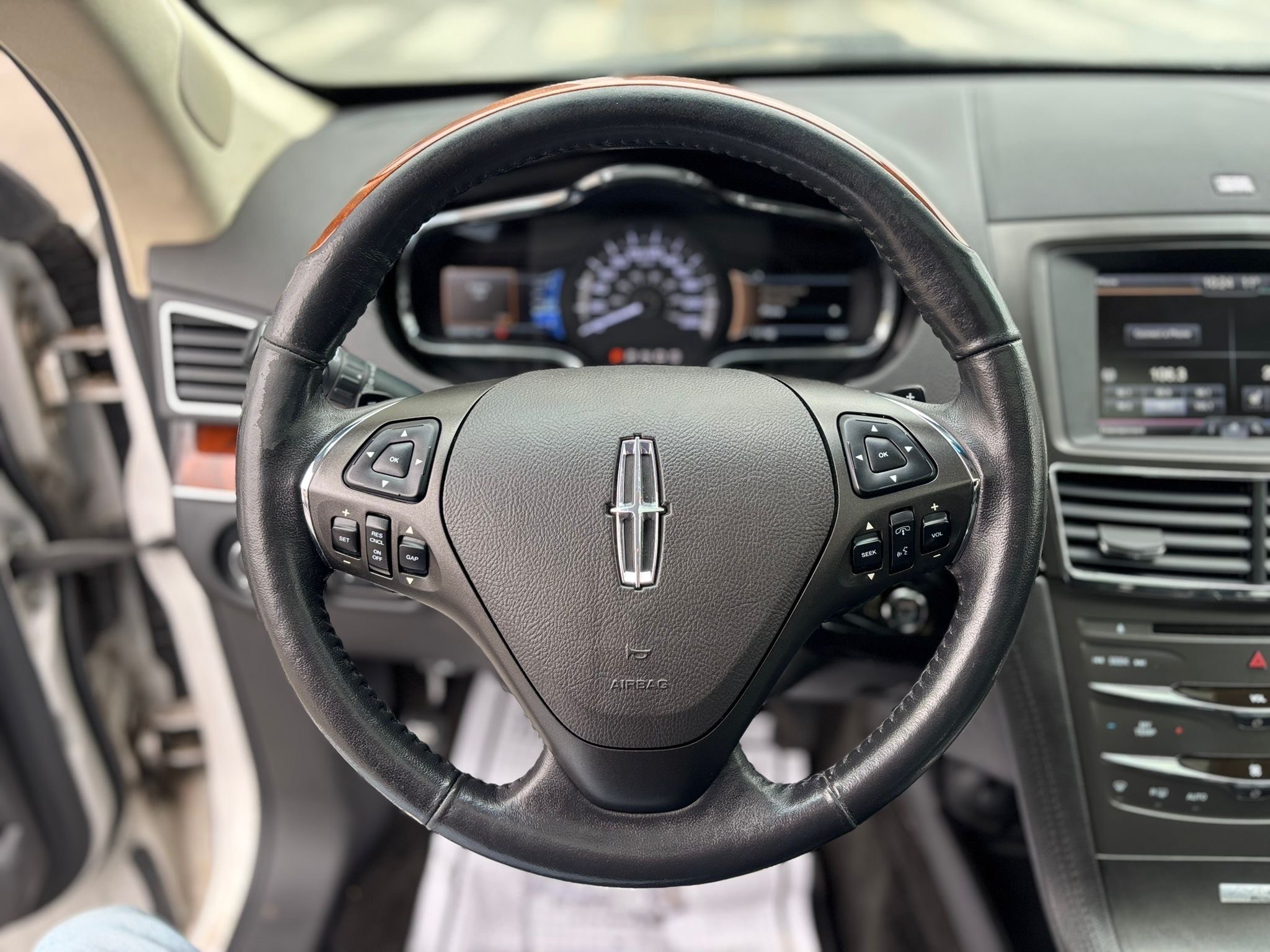 /canwestautoinc/2014-Lincoln-MKT-320938121982544.jpg