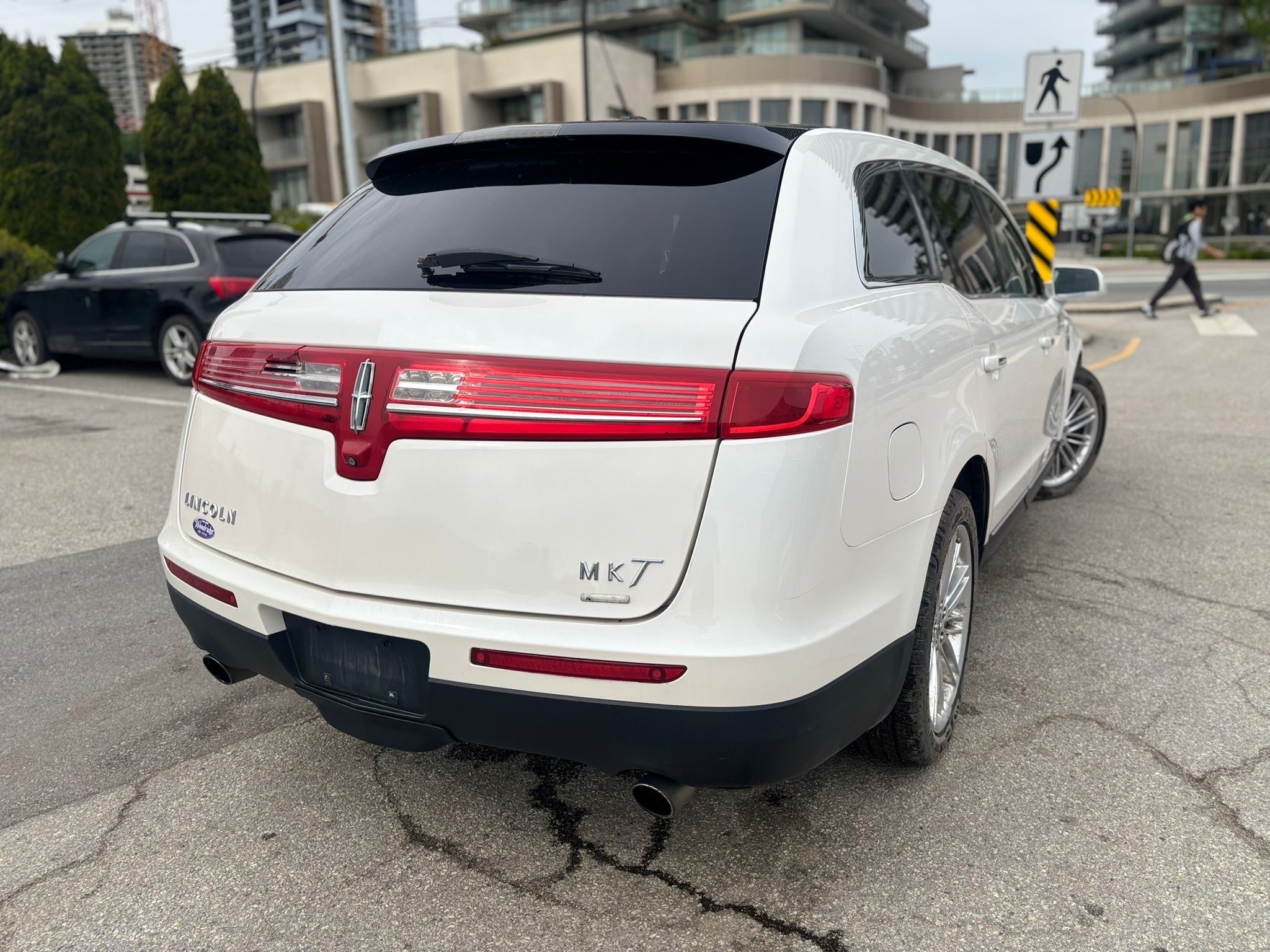 /canwestautoinc/2014-Lincoln-MKT-9992651998560675.jpg