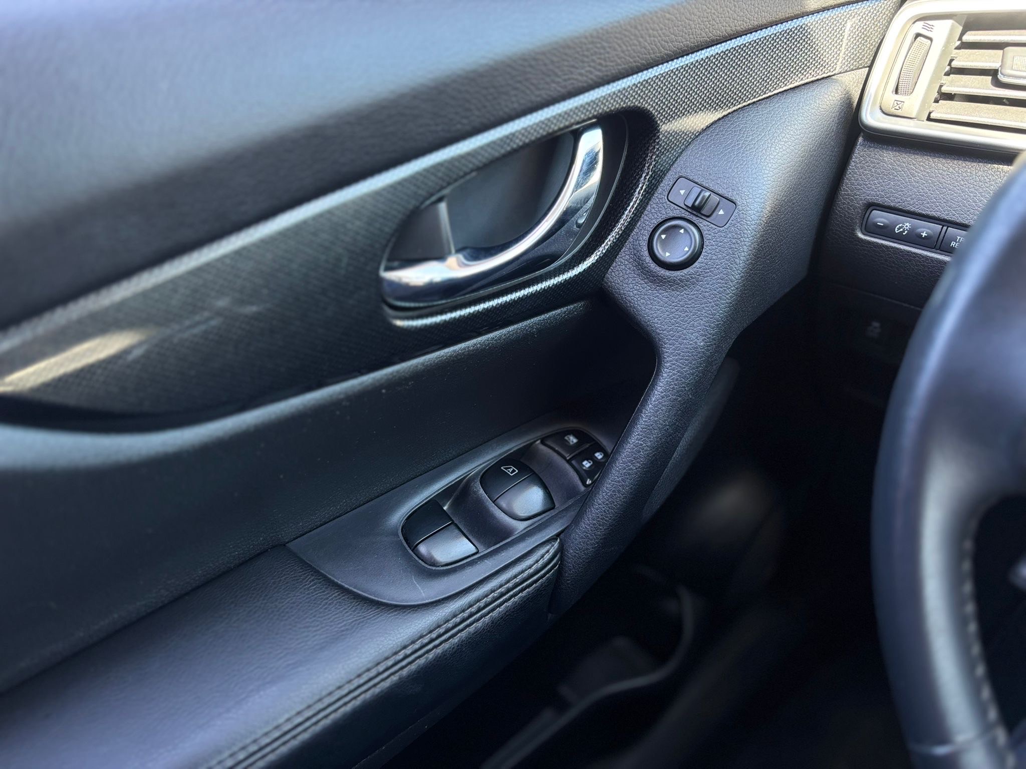 /canwestautoinc/2014-Nissan-Rogue-26255479864517595.jpg