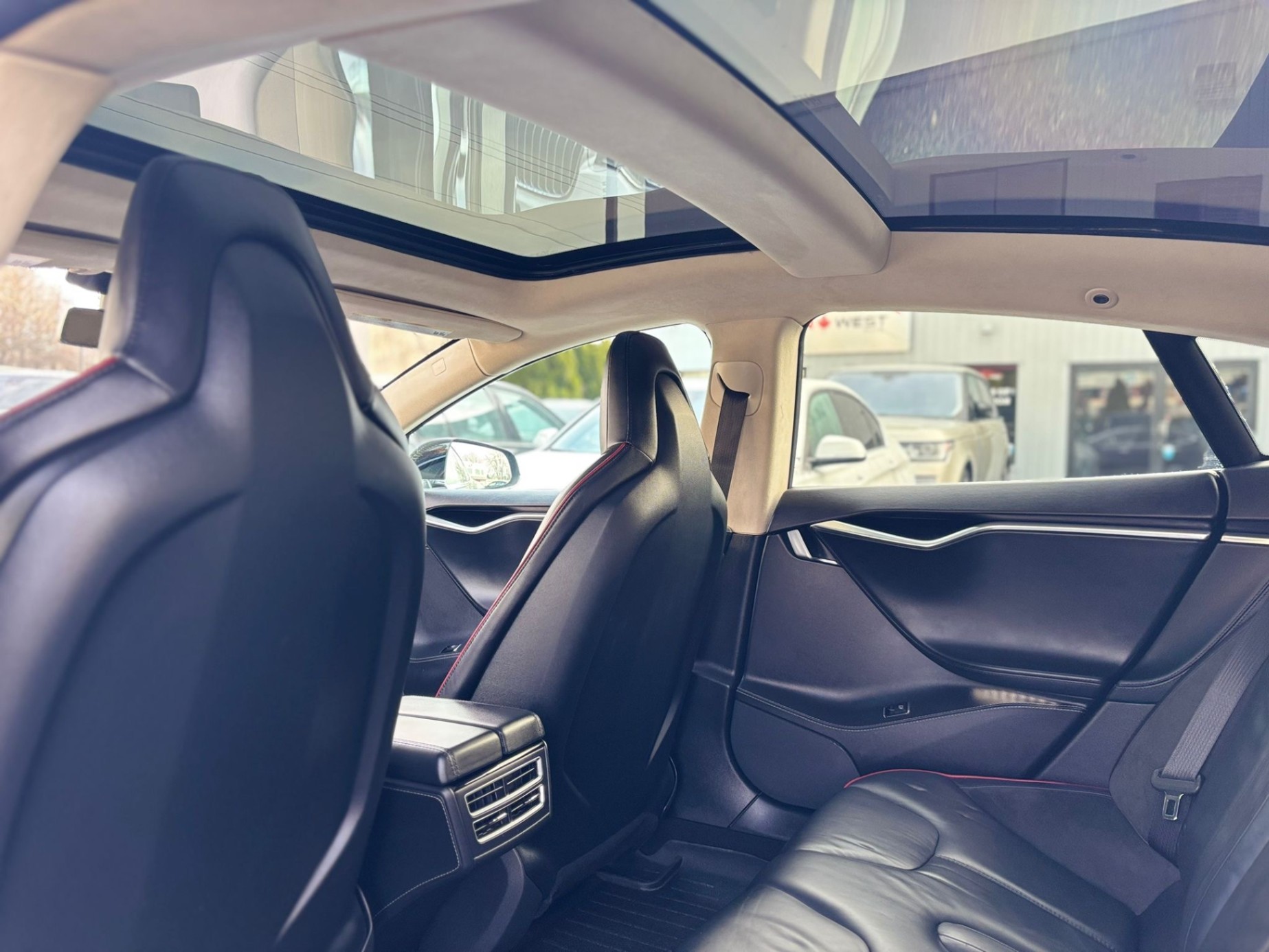 /canwestautoinc/2014-Tesla-ModelS-6232095884562596.jpg