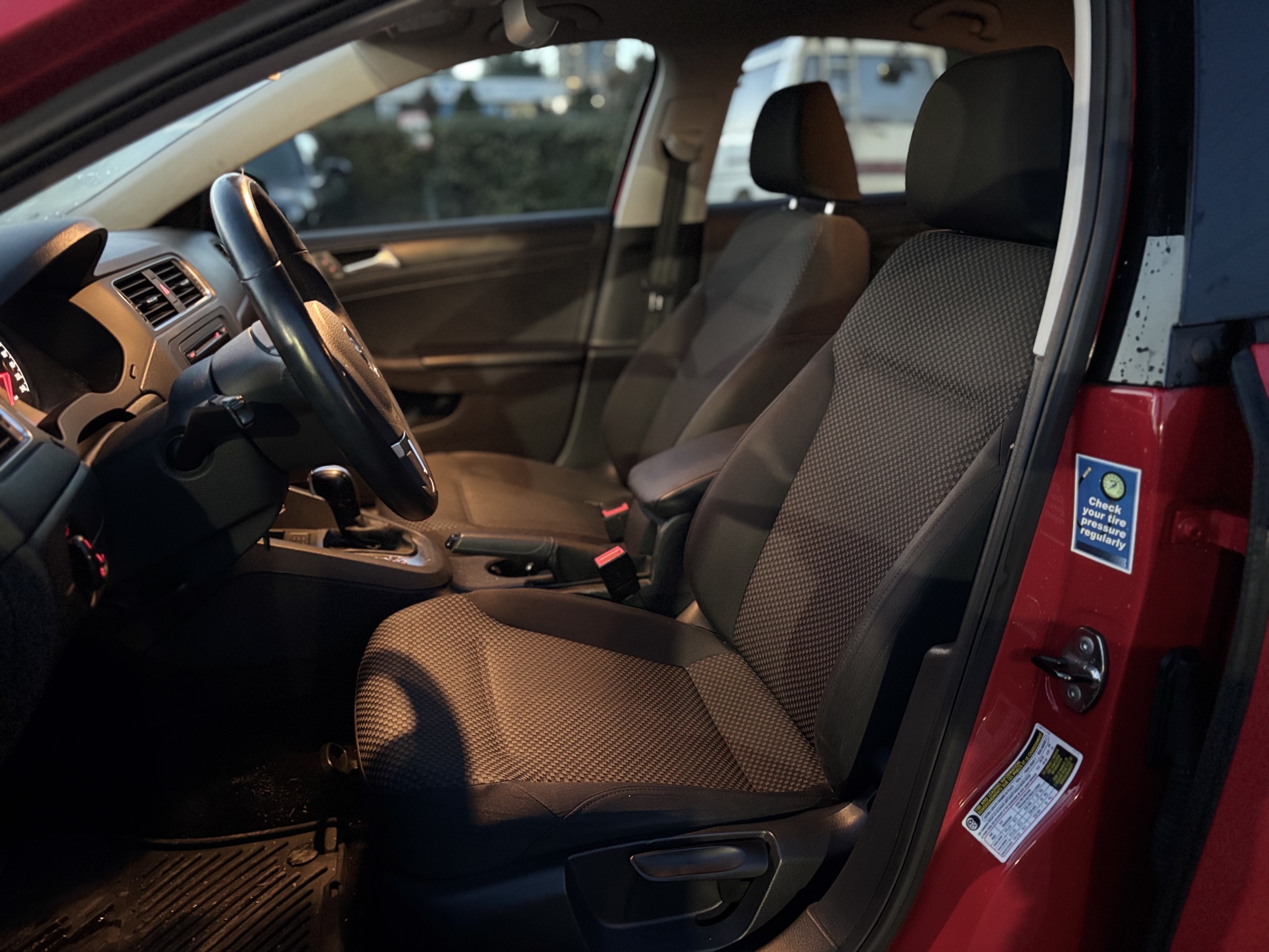 /canwestautoinc/2014-Volkswagen-Jetta-5536481813523515.jpg