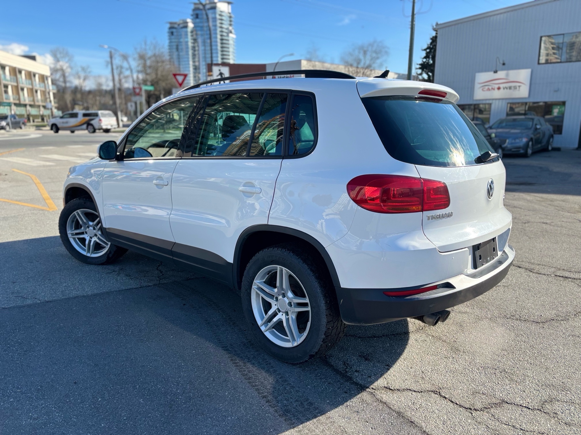 /canwestautoinc/2014-Volkswagen-Tiguan-34153831185099937.jpg