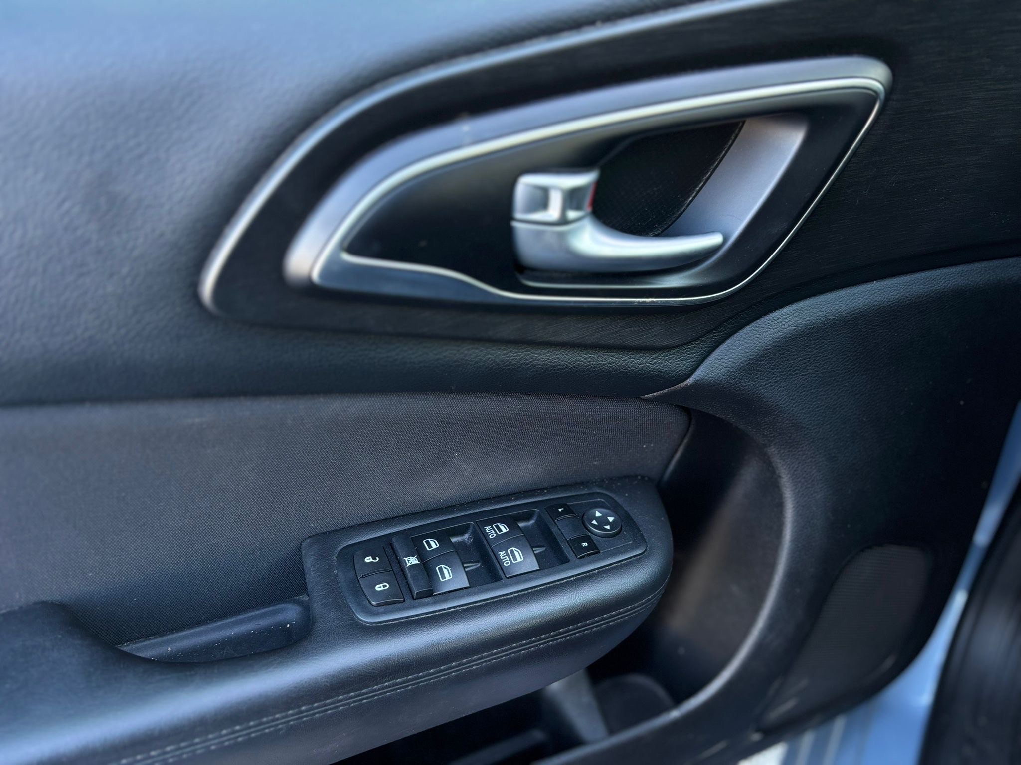 /canwestautoinc/2015-Chrysler-200-04788041998733816.jpg