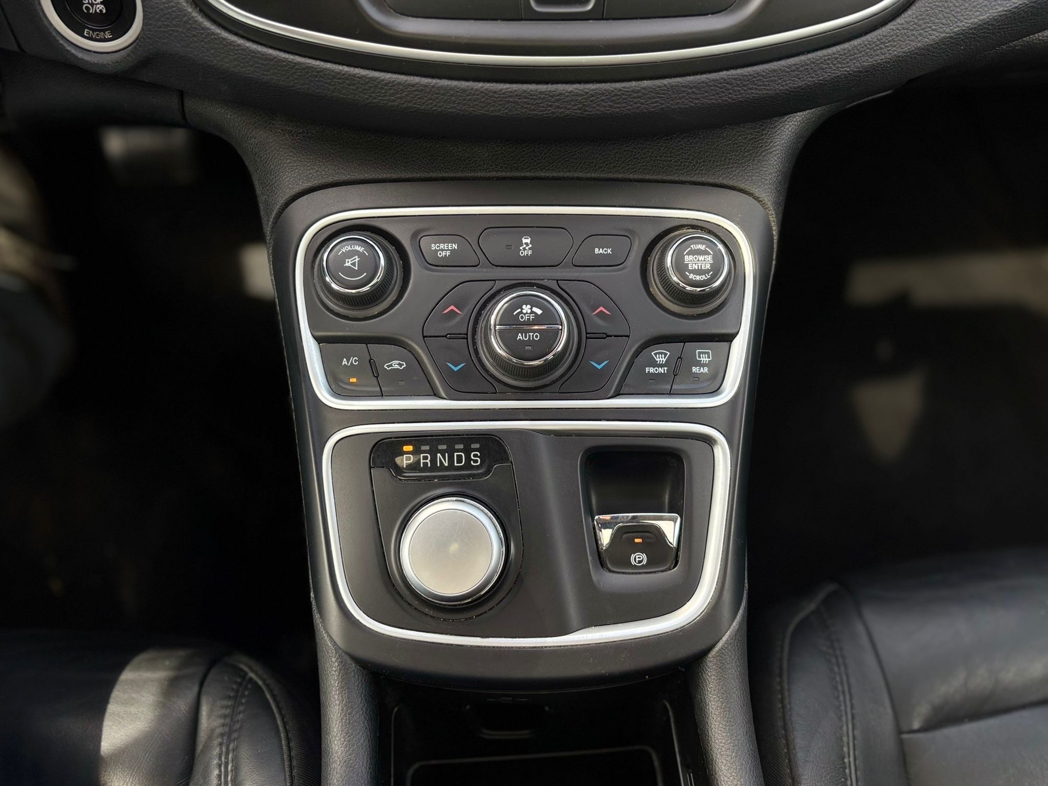 /canwestautoinc/2015-Chrysler-200-27665802090490965.jpg