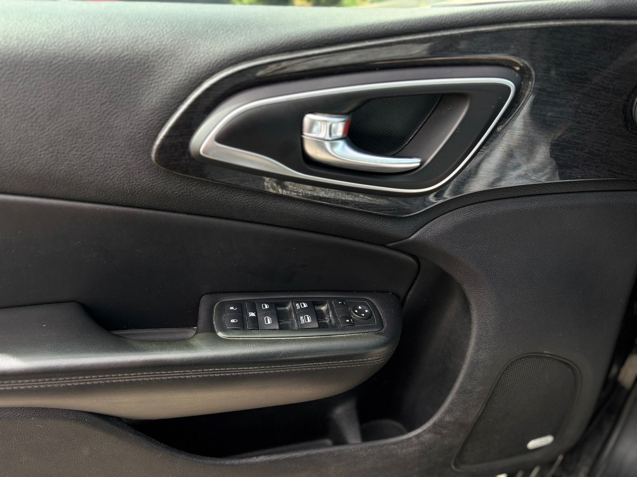 /canwestautoinc/2015-Chrysler-200-3427217570618277.jpg