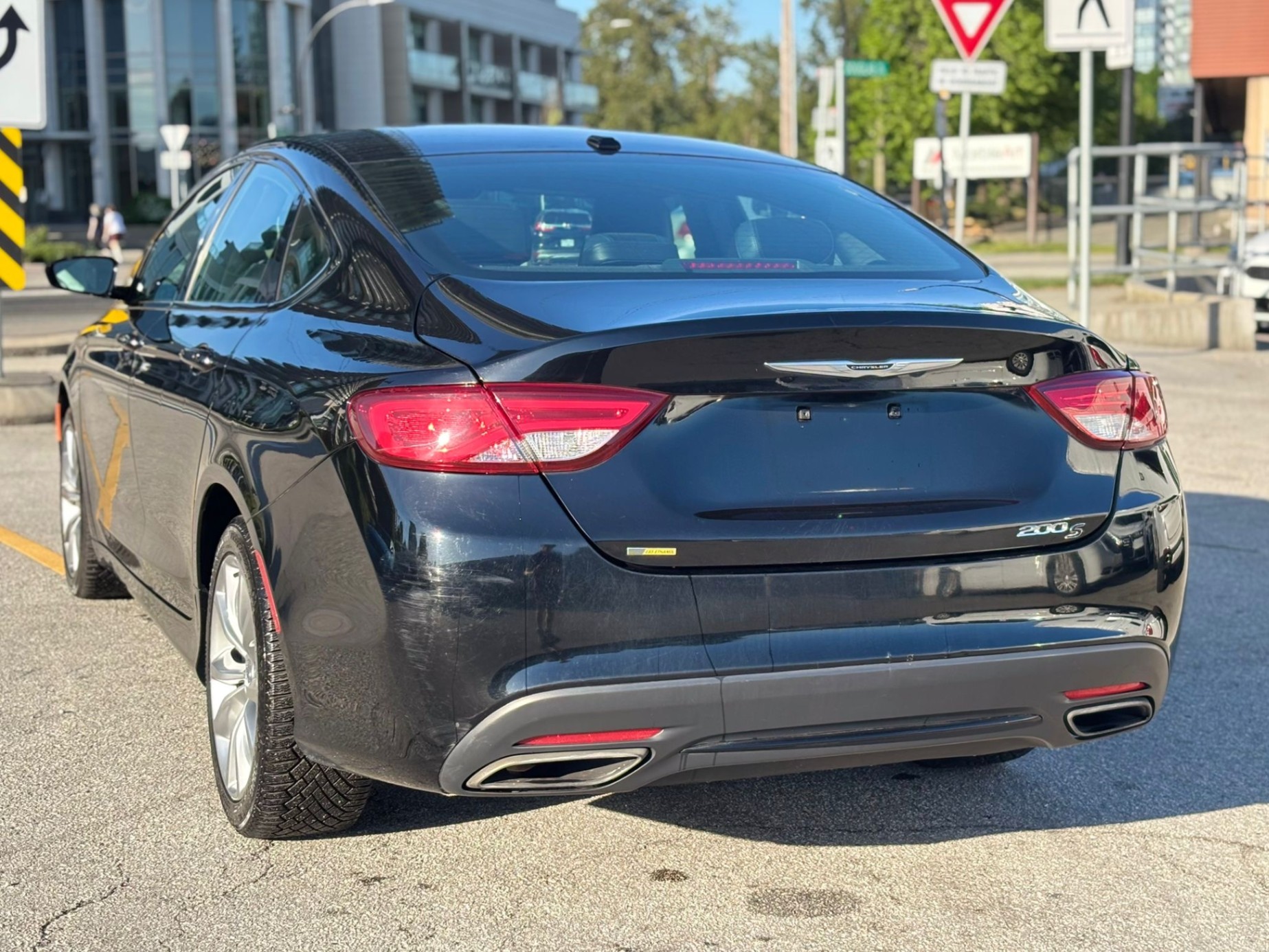 /canwestautoinc/2015-Chrysler-200-4042252860282416.jpg