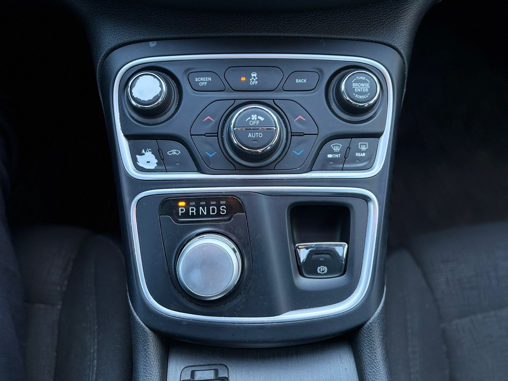 /canwestautoinc/2015-Chrysler-200-46119374640876964.jpg