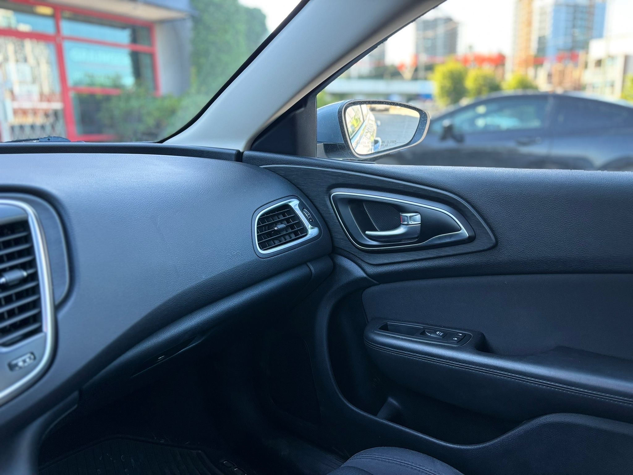 /canwestautoinc/2015-Chrysler-200-7034331341268945.jpg
