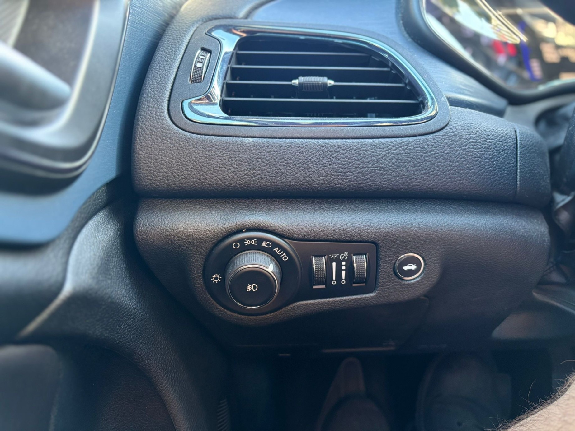 /canwestautoinc/2015-Chrysler-200-845460110579352.jpg