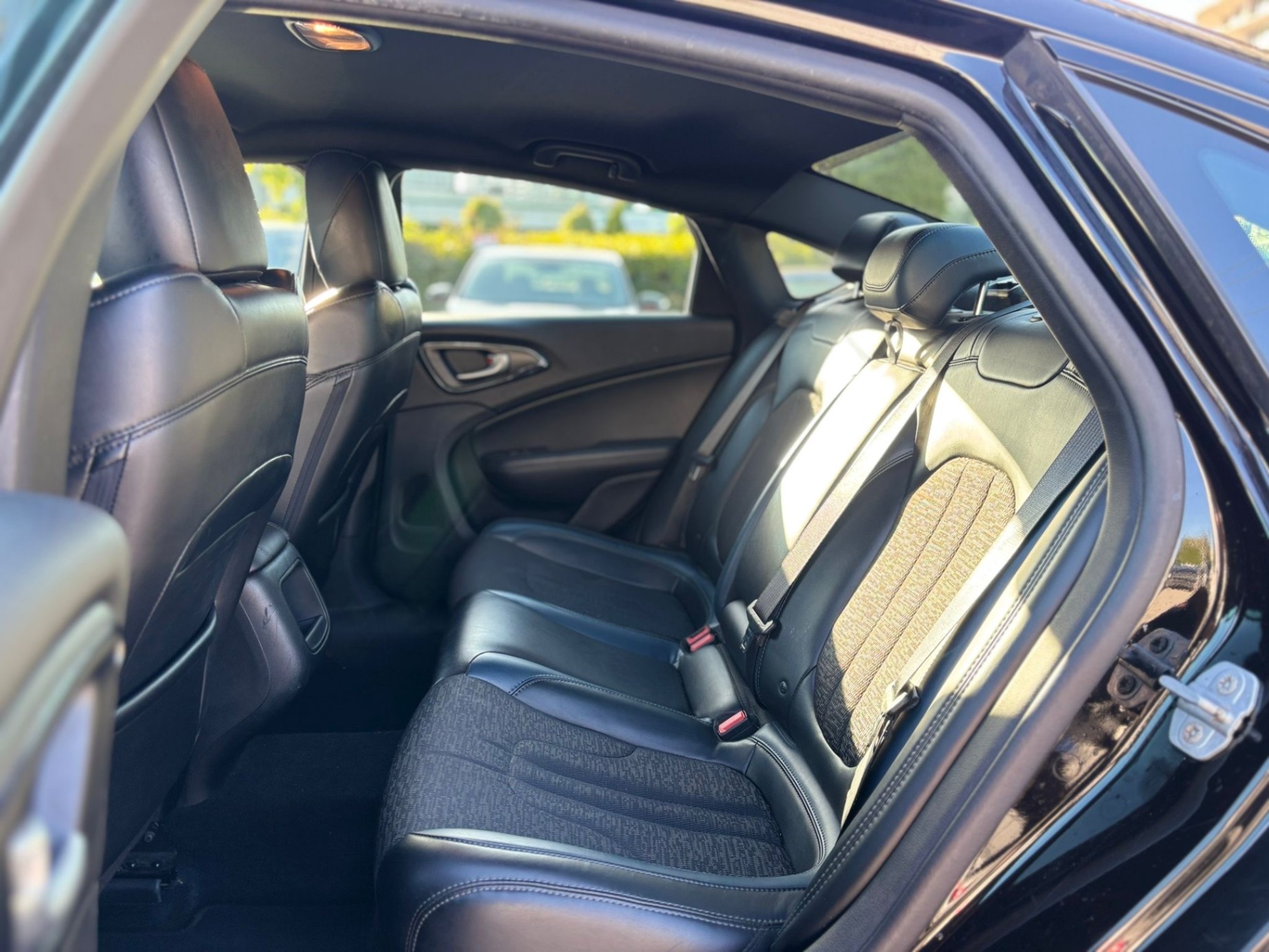 /canwestautoinc/2015-Chrysler-200-8639486303287502.jpg