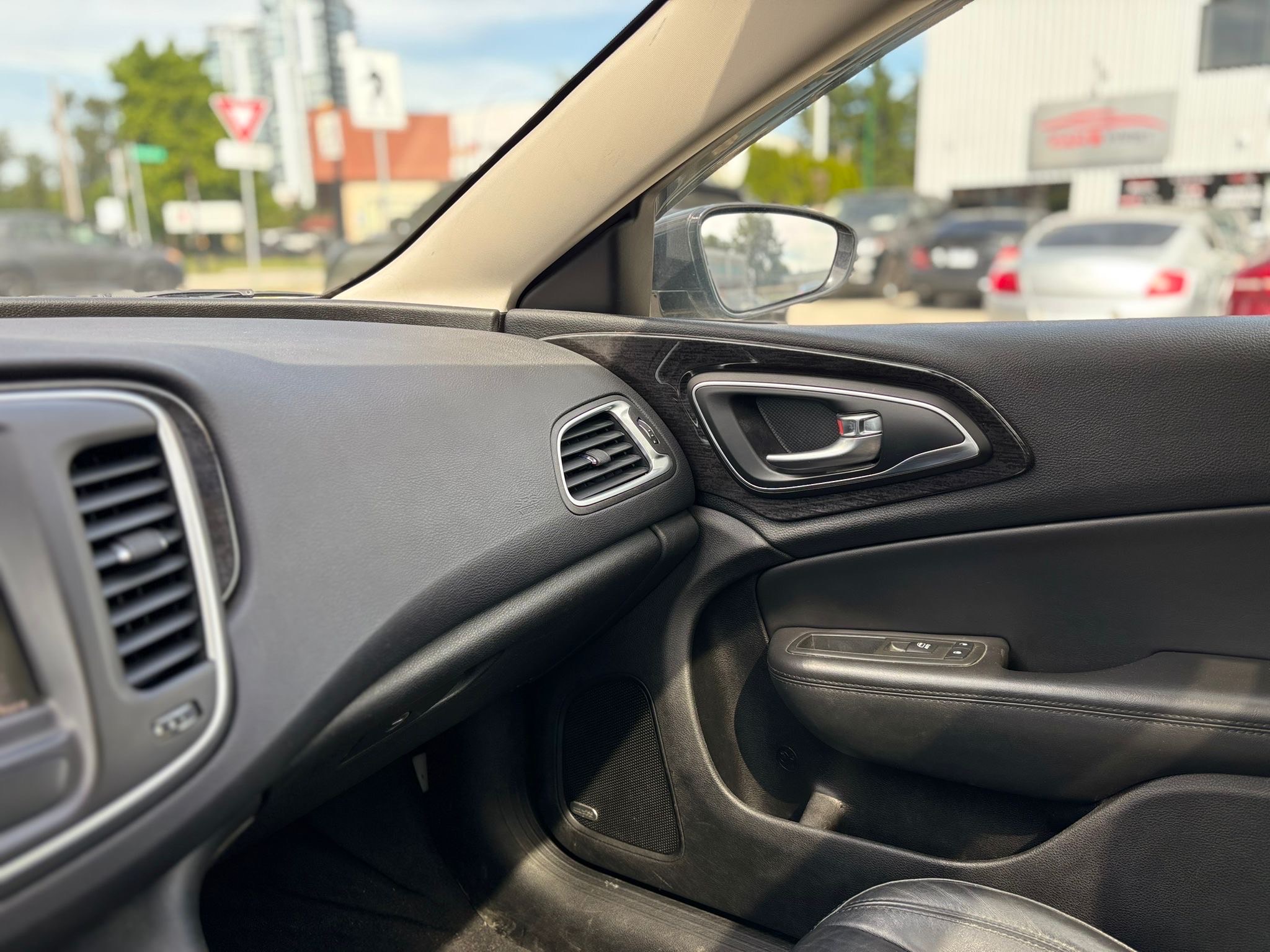 /canwestautoinc/2015-Chrysler-200-9024752870348605.jpg