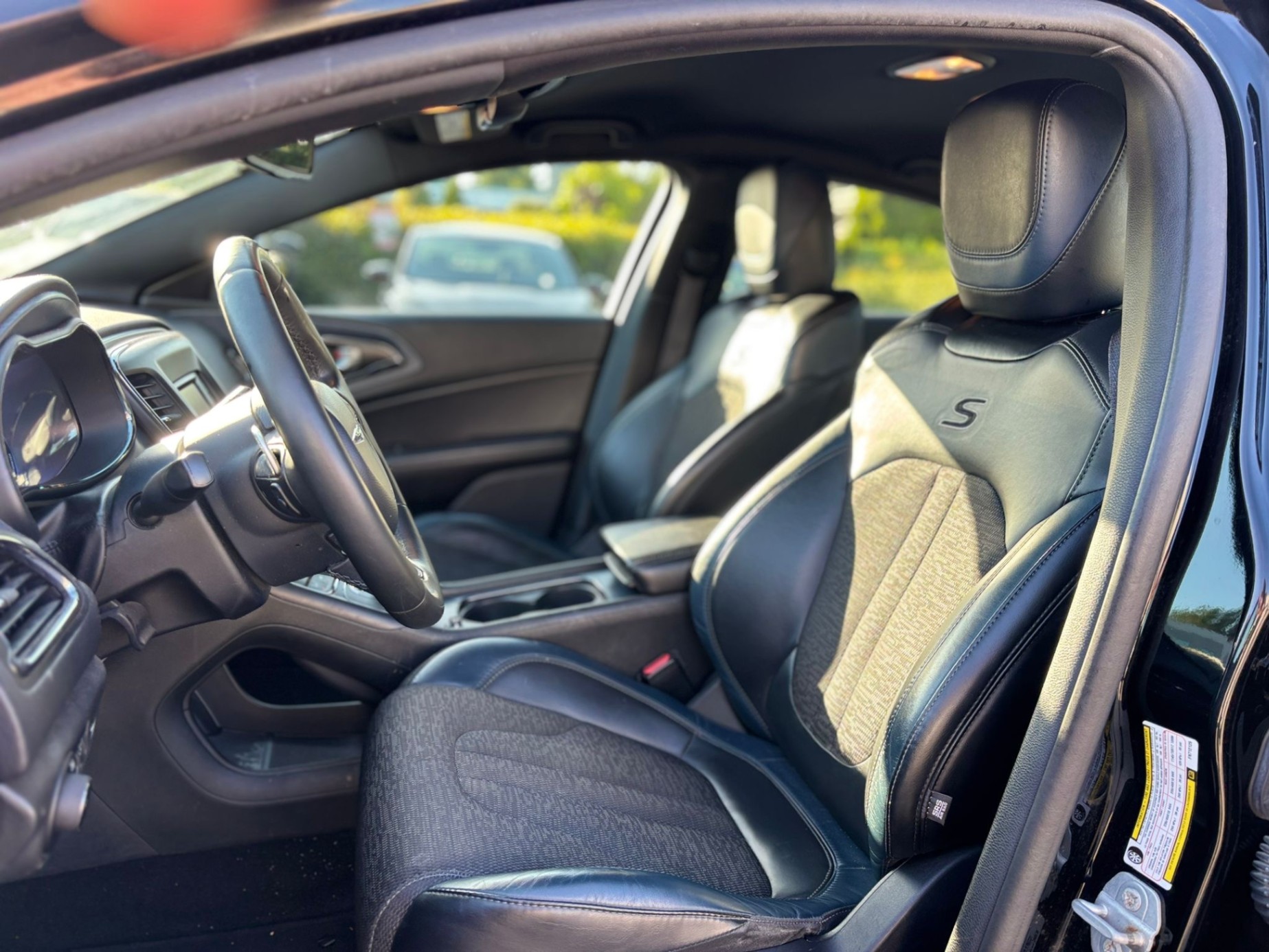 /canwestautoinc/2015-Chrysler-200-9967439473286903.jpg