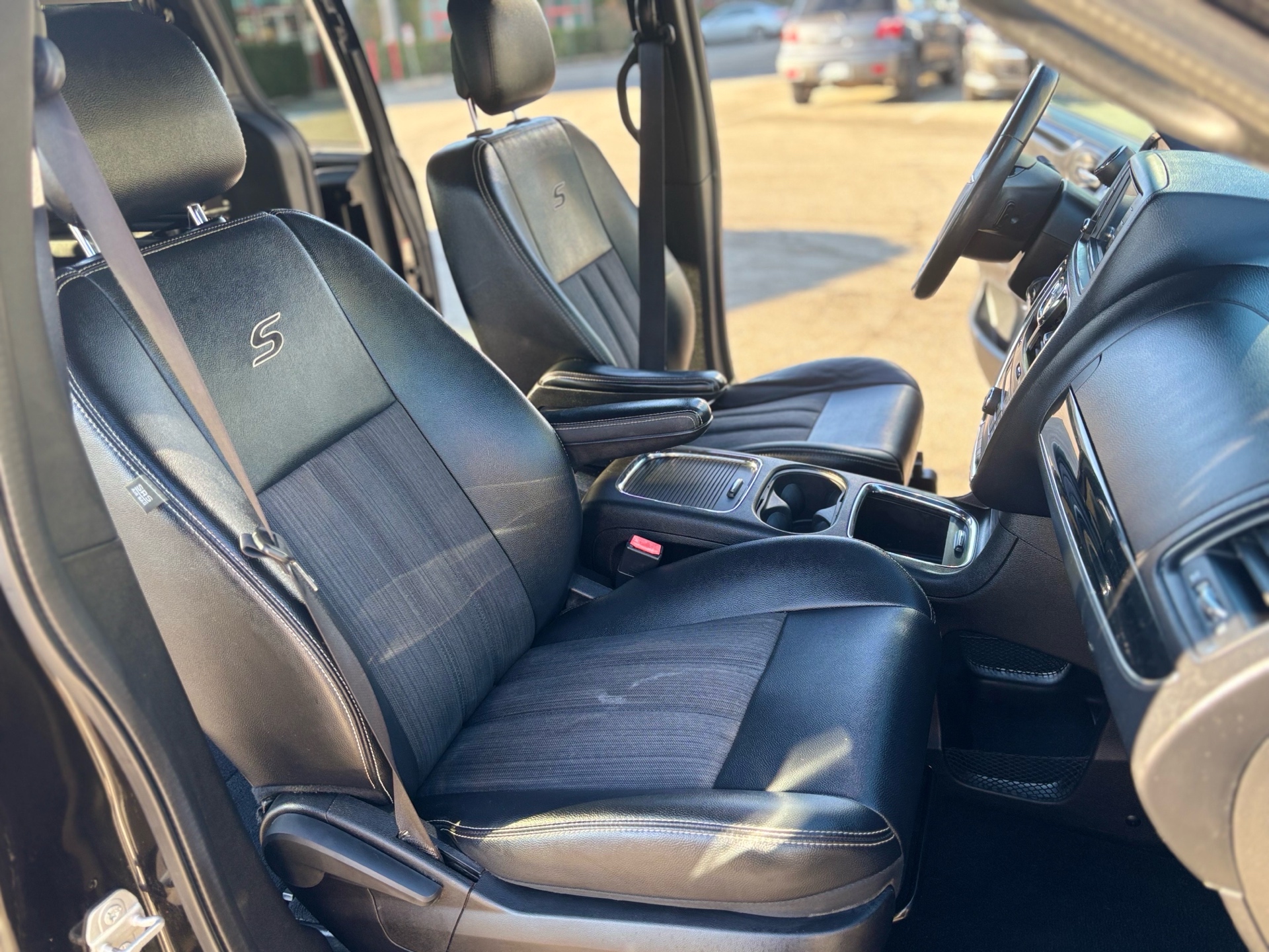 /canwestautoinc/2015-Chrysler-Town&-03650855025564703.jpg