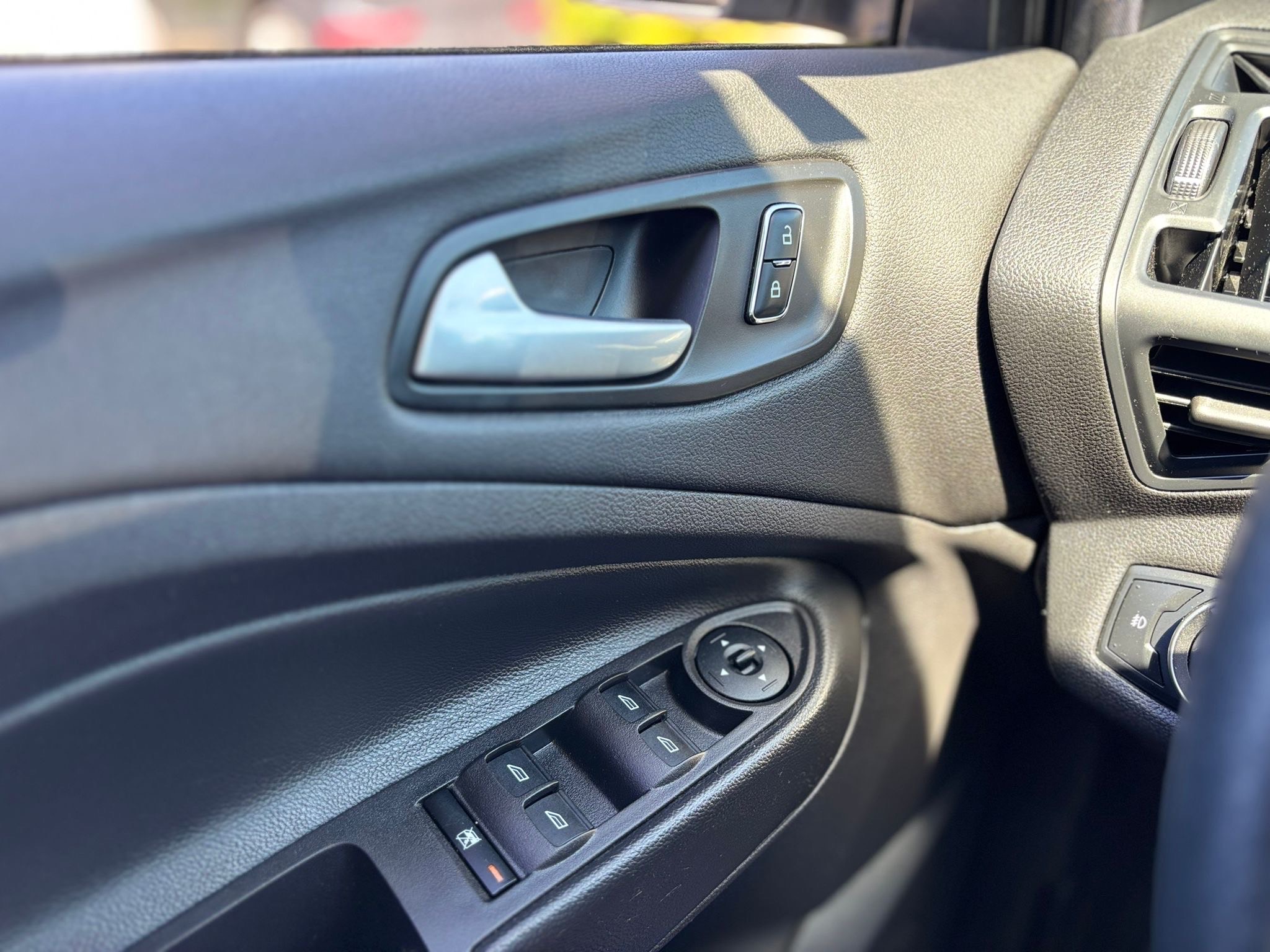 /canwestautoinc/2015-Ford-Escape-23877504300011965.jpg