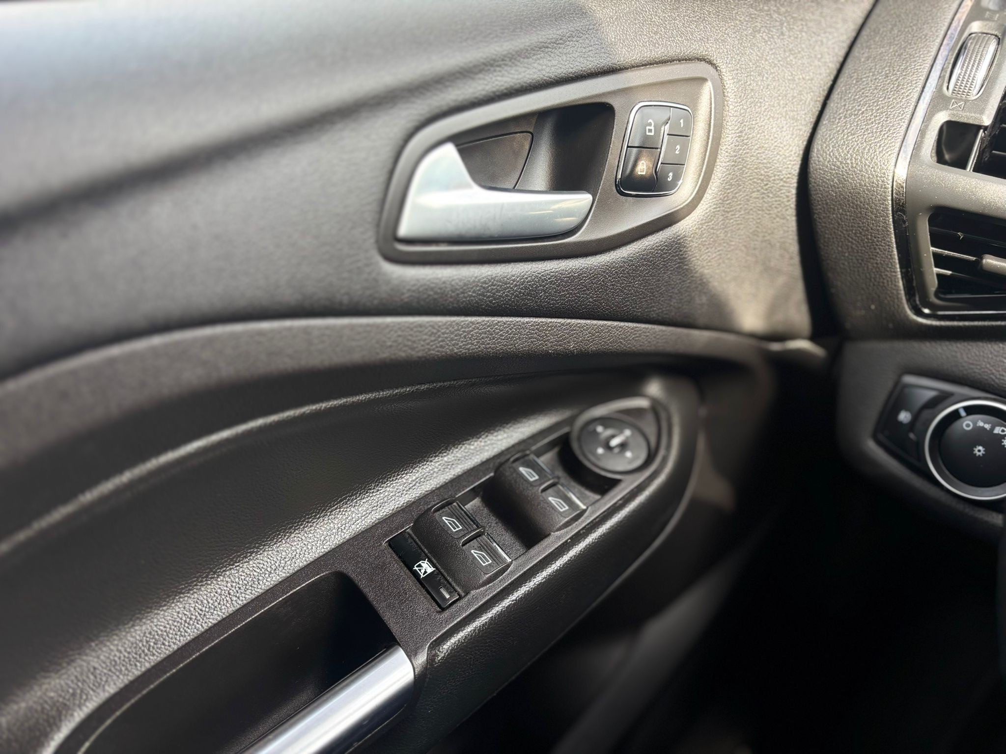 /canwestautoinc/2015-Ford-Escape-3413689109761744.jpg