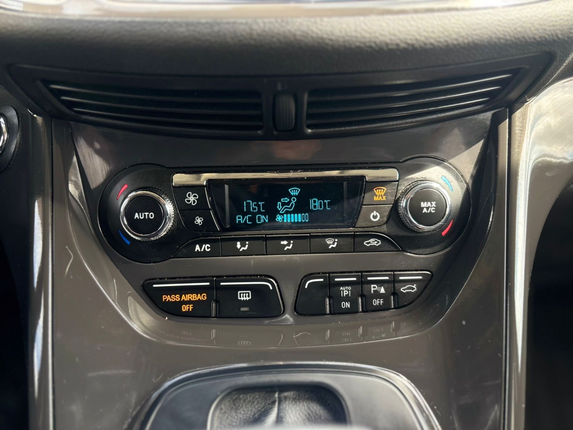 /canwestautoinc/2015-Ford-Escape-36817011941273914.jpg