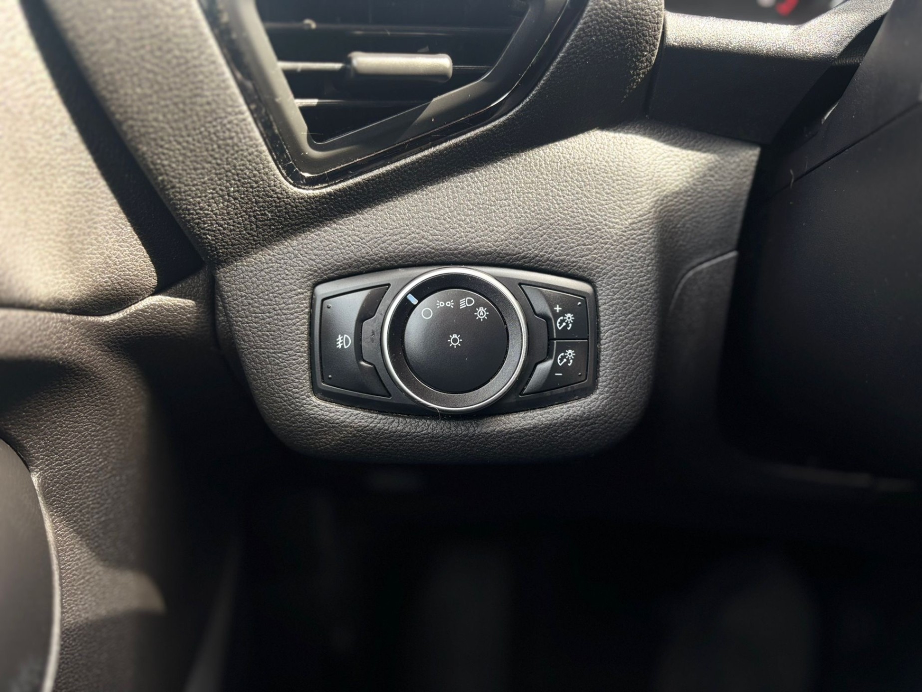 /canwestautoinc/2015-Ford-Escape-6470548640287901.jpg