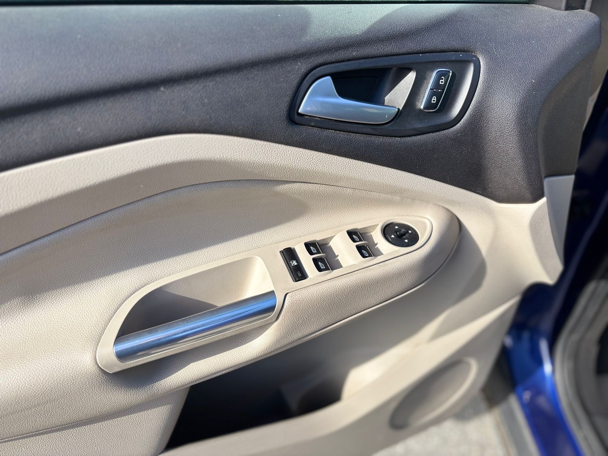 /canwestautoinc/2015-Ford-Escape-6904925709190037.jpg