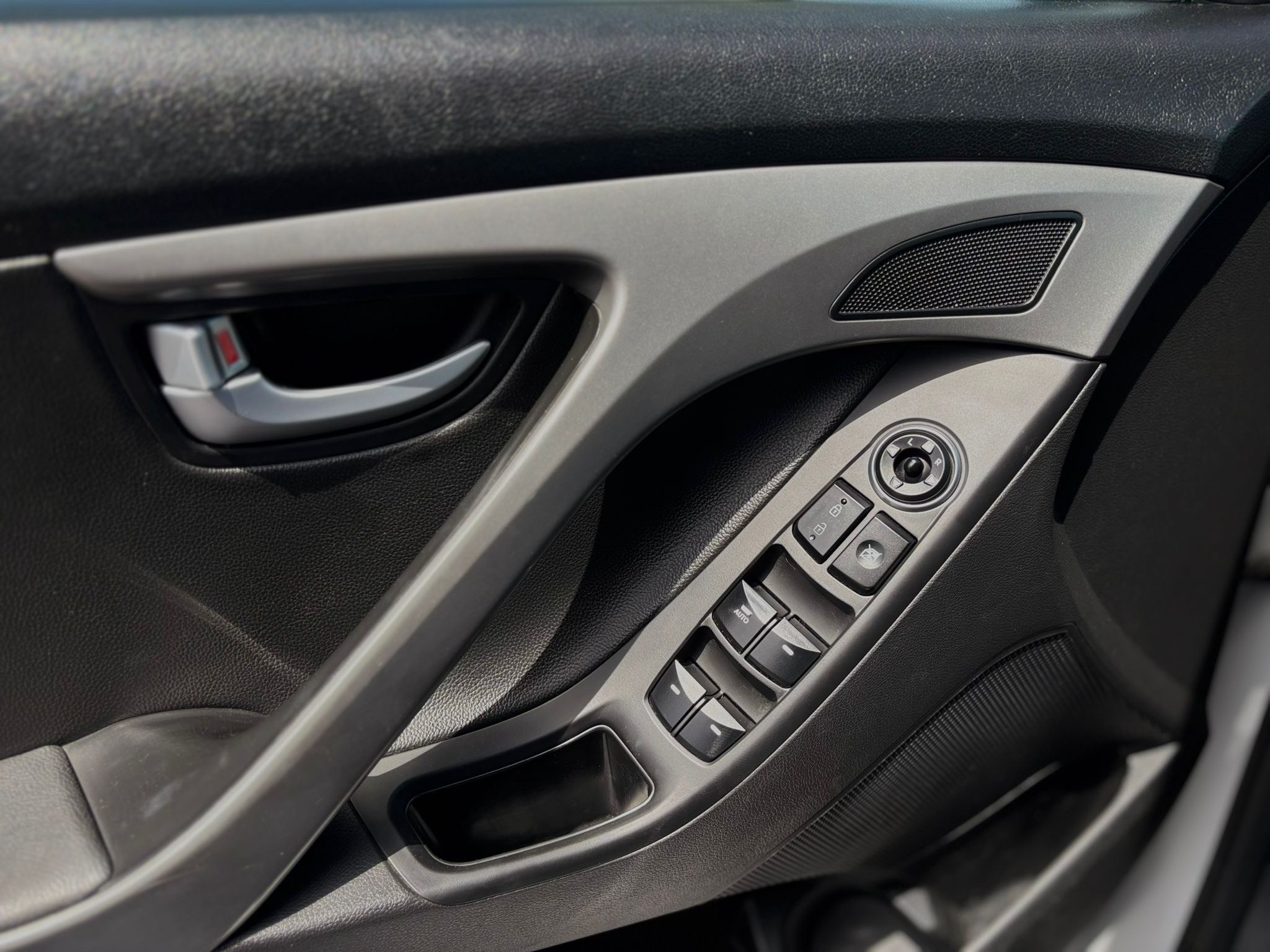 /canwestautoinc/2015-Hyundai-Elantra-02032638449882329.jpg