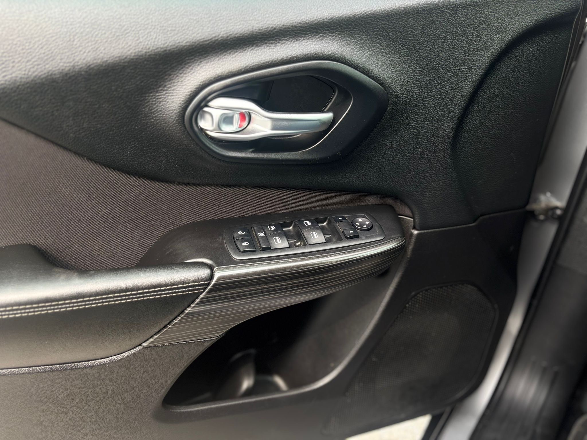 /canwestautoinc/2015-Jeep-Cherokee-8258353401437653.jpg