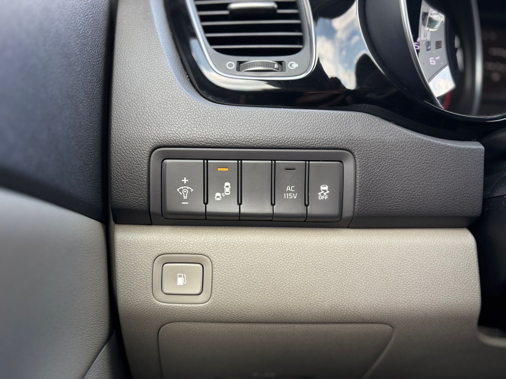 /canwestautoinc/2015-Kia-Sedona-42497274263757756.jpg