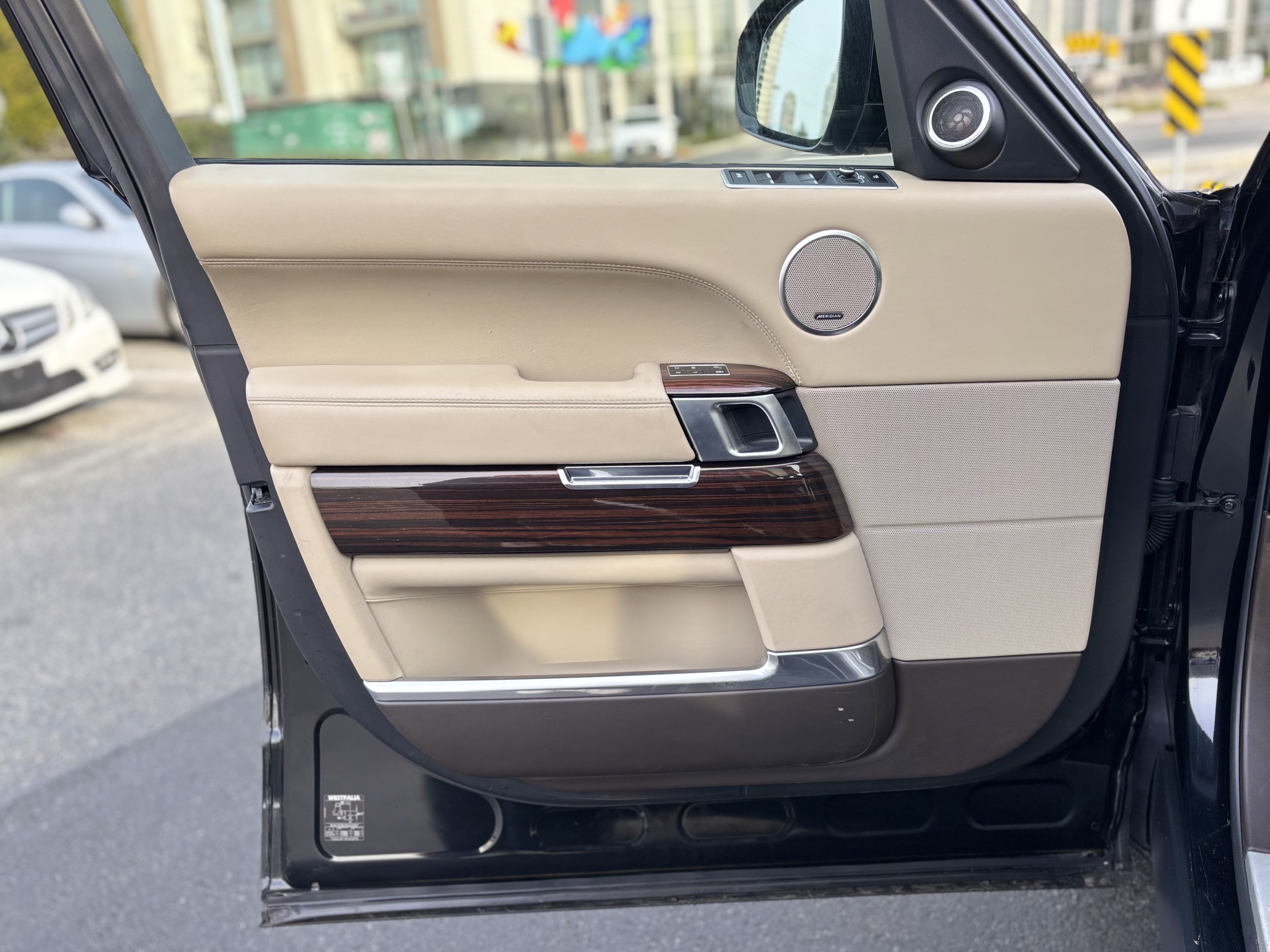 /canwestautoinc/2015-LandRover-RangeRover-014265284250179588.jpg