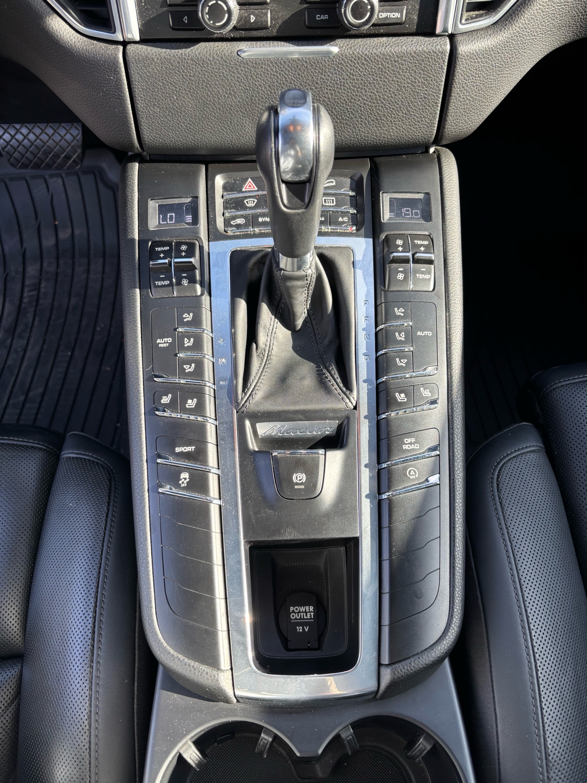 /canwestautoinc/2015-Porsche-Macan-08700811704503053.jpg