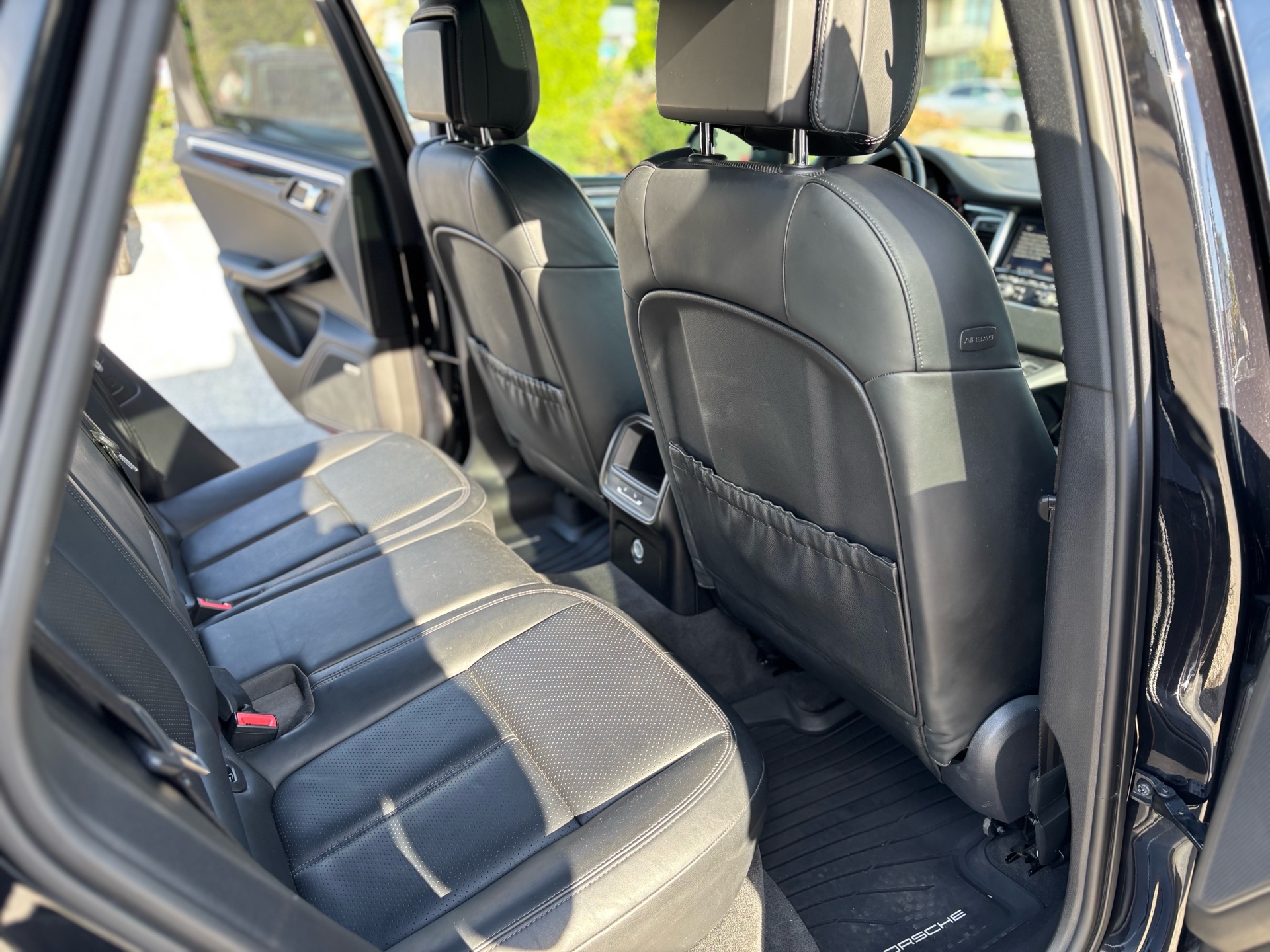 /canwestautoinc/2015-Porsche-Macan-18397076110325883.jpg