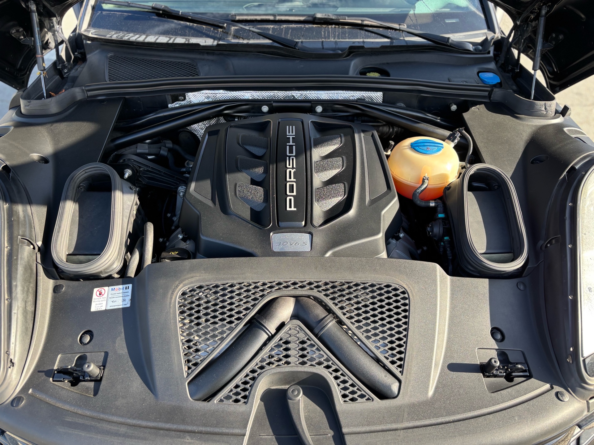 /canwestautoinc/2015-Porsche-Macan-19795184602605764.jpg