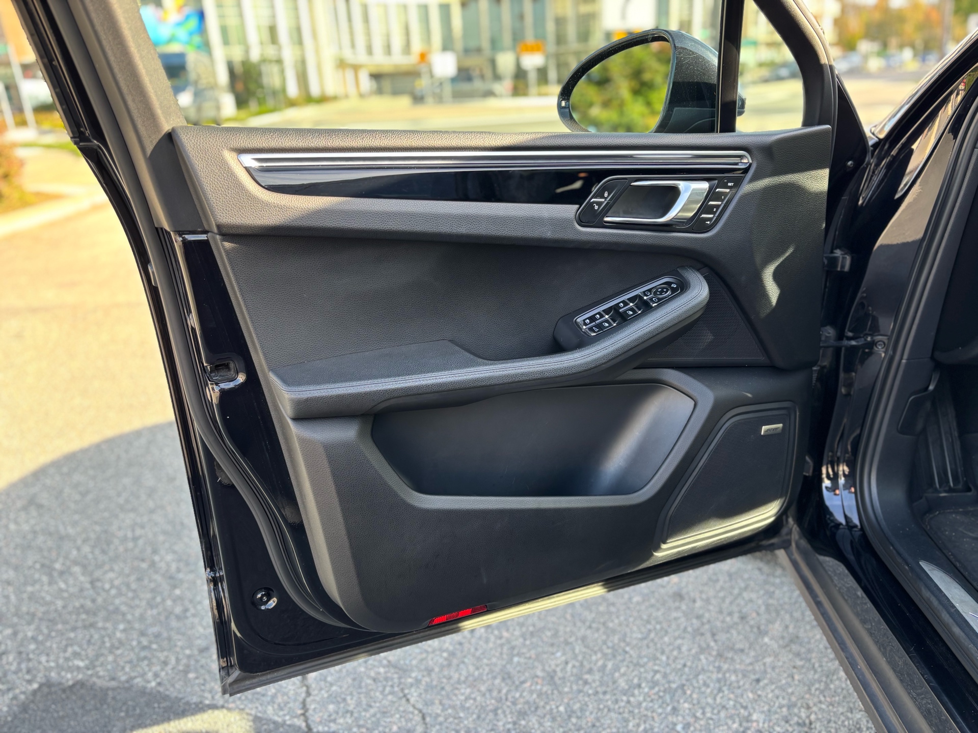 /canwestautoinc/2015-Porsche-Macan-22876222511900424.jpg