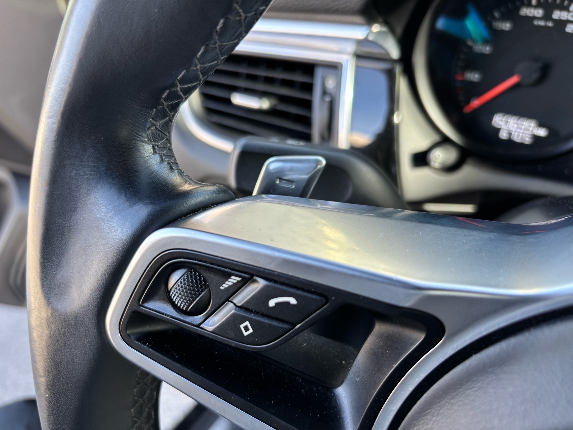 /canwestautoinc/2015-Porsche-Macan-3809653025464155.jpg